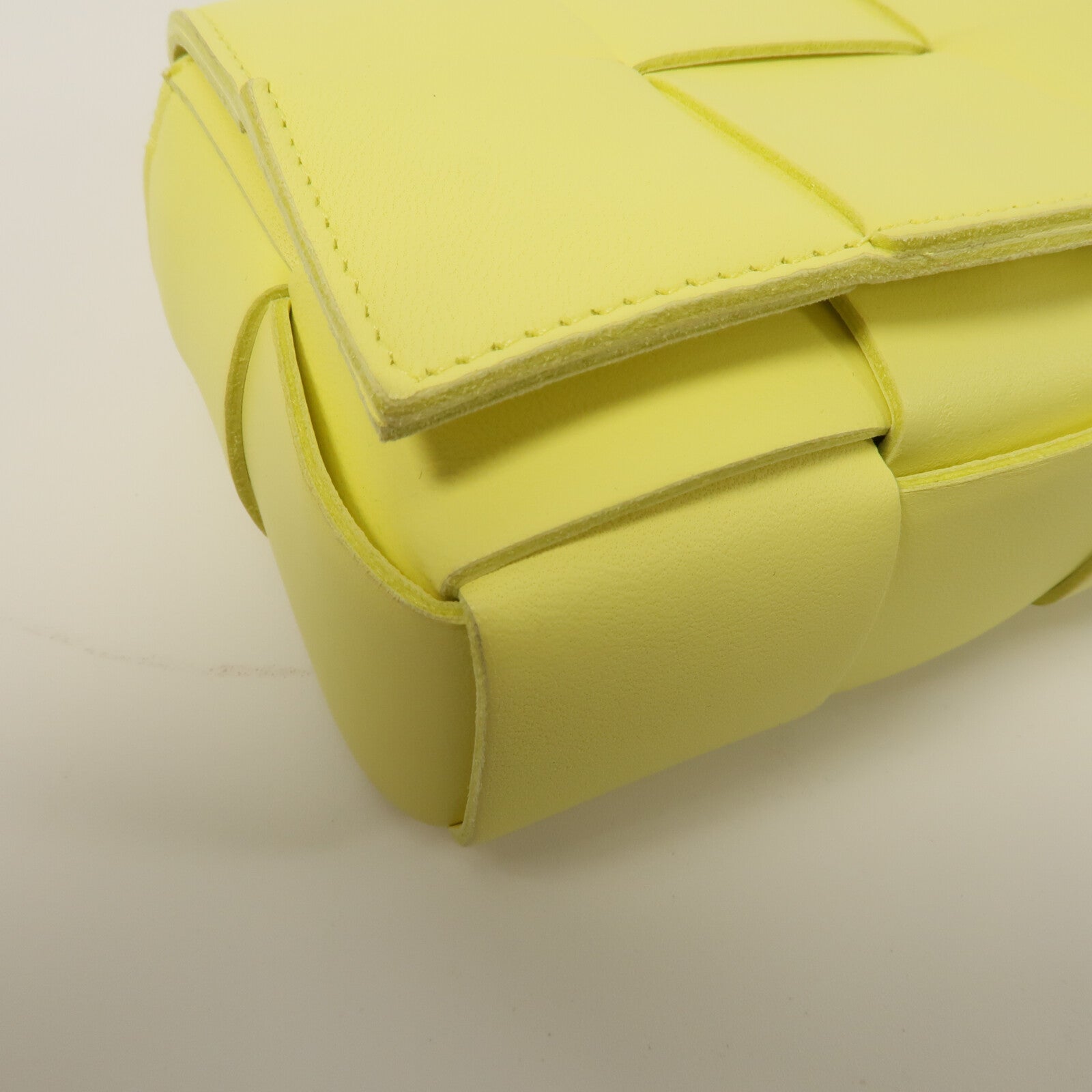 BOTTEGA VENETA 羊皮皮革Mini Cassette Bel肩背袋