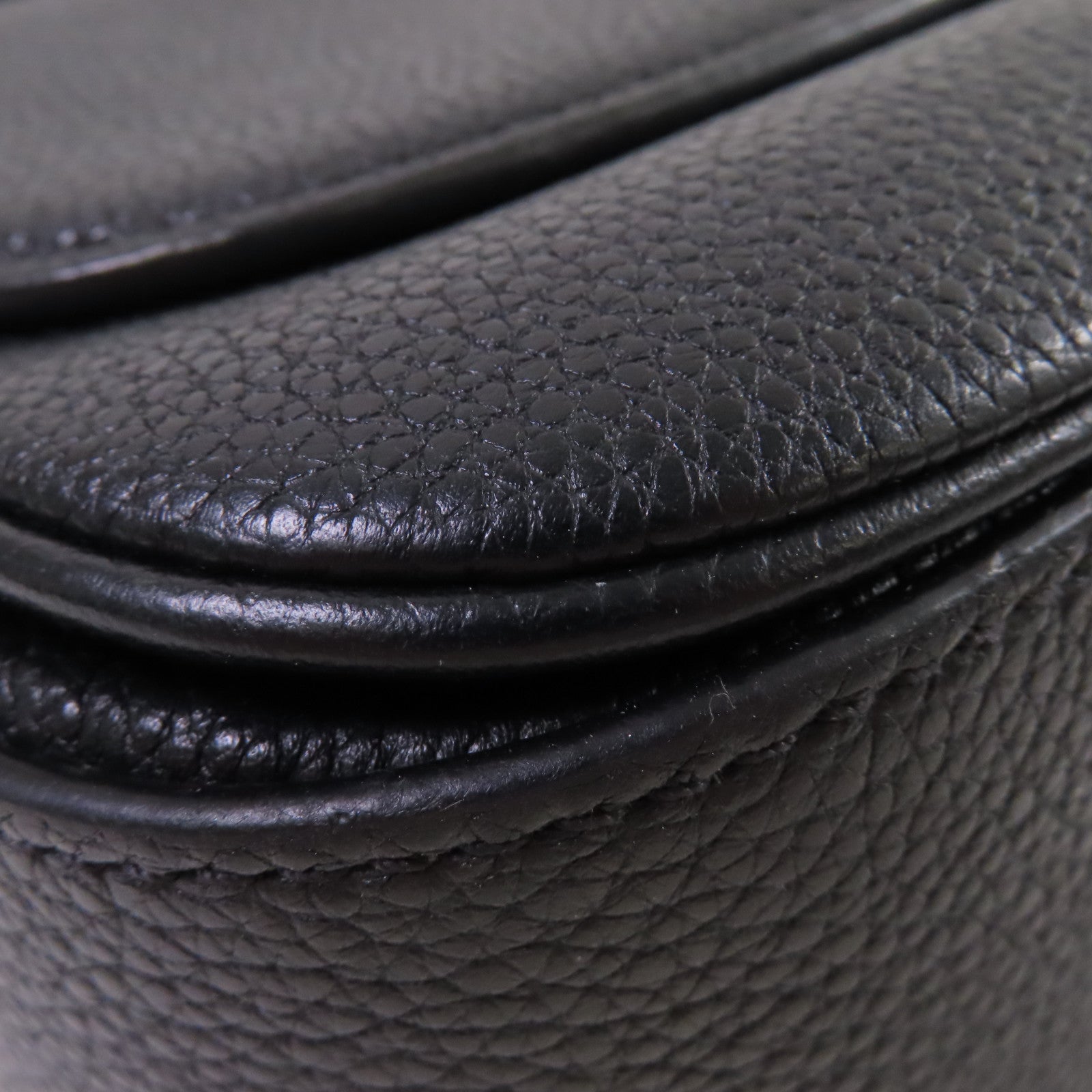 LOUIS VUITTON 牛皮皮革Vivienne NM Shoulder Bag金扣肩背袋黑色