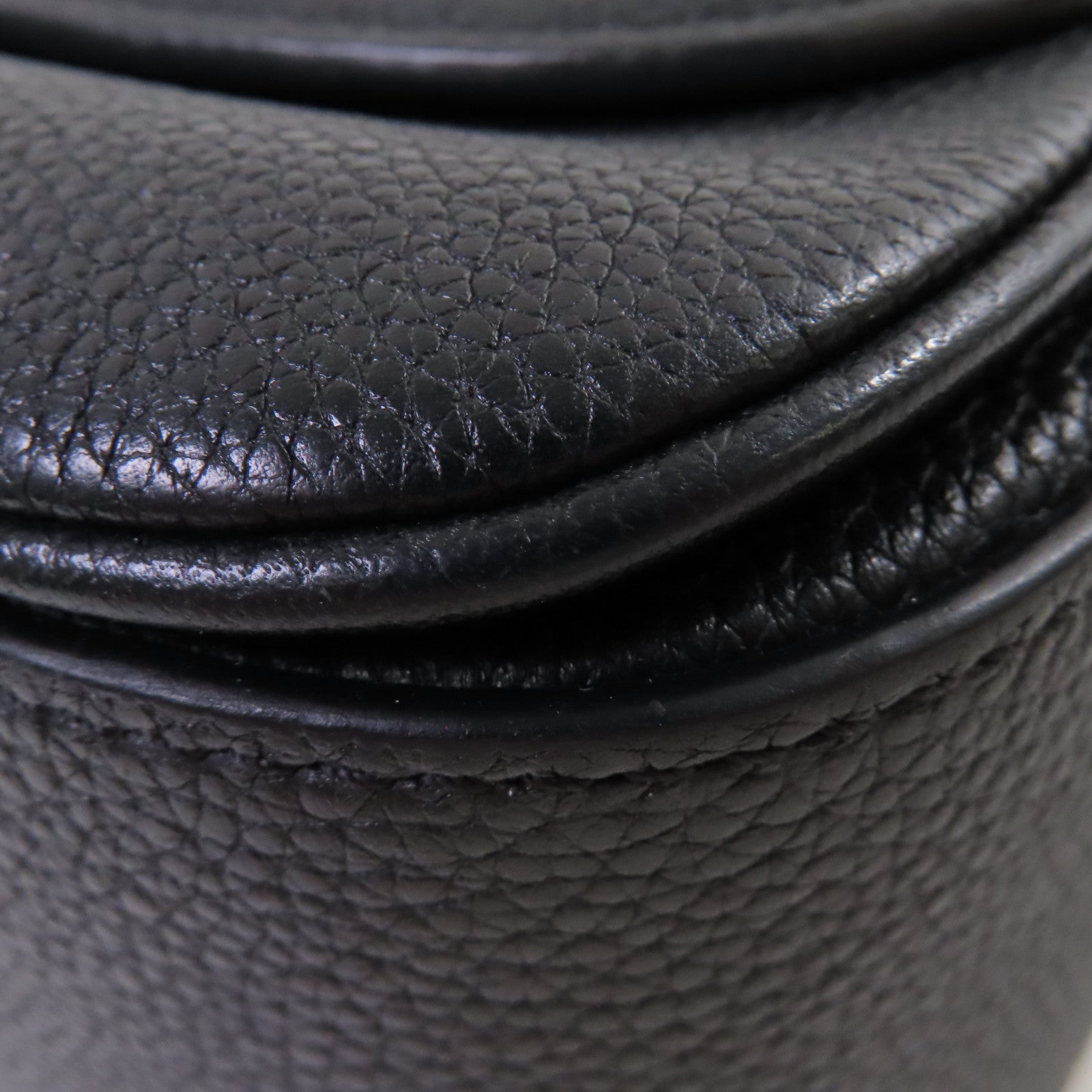 LOUIS VUITTON 牛皮皮革Vivienne NM Shoulder Bag金扣肩背袋黑色