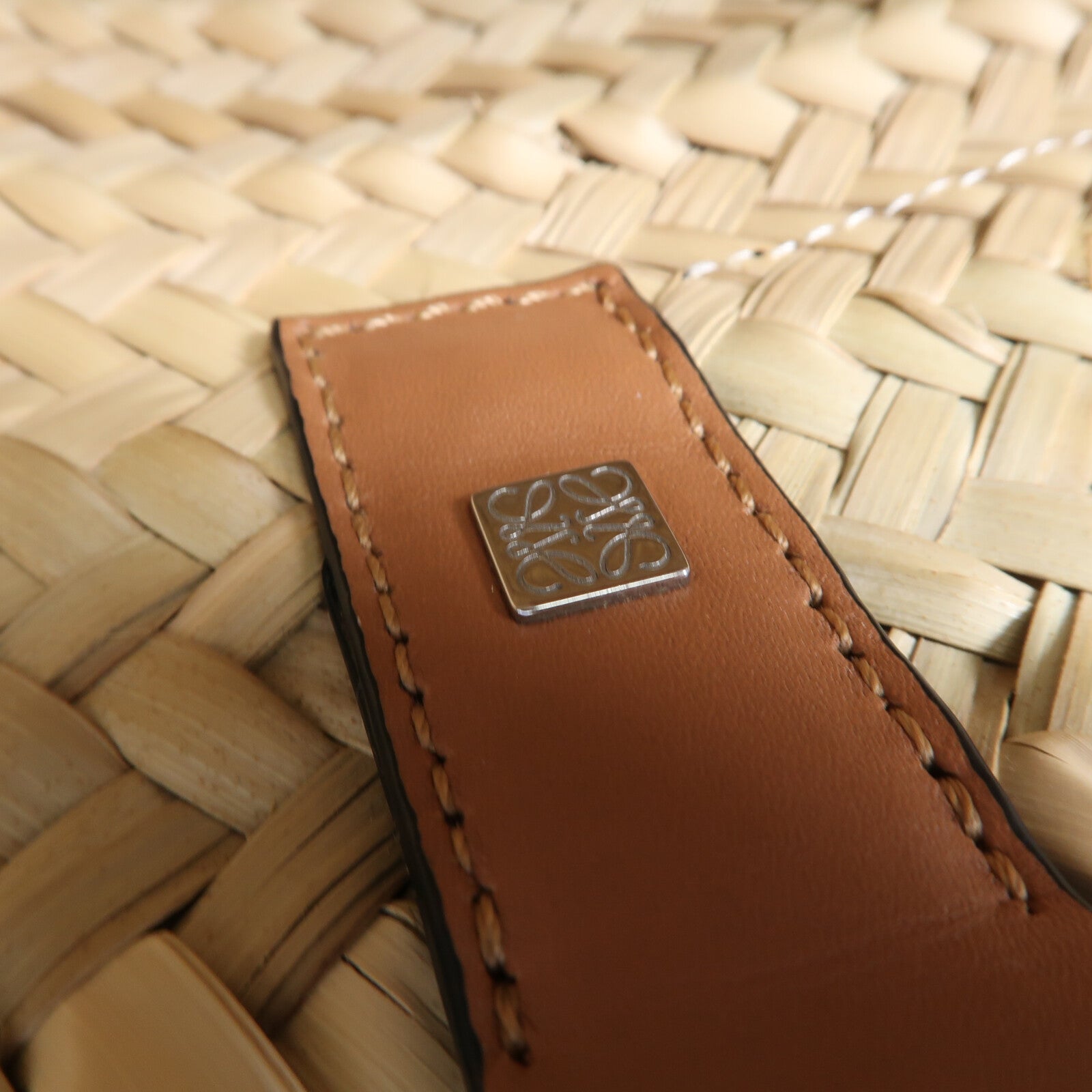 LOEWE 牛皮皮革/酒椰Studio Ghibli Dust Bunnies Small Basket銀扣手挽袋