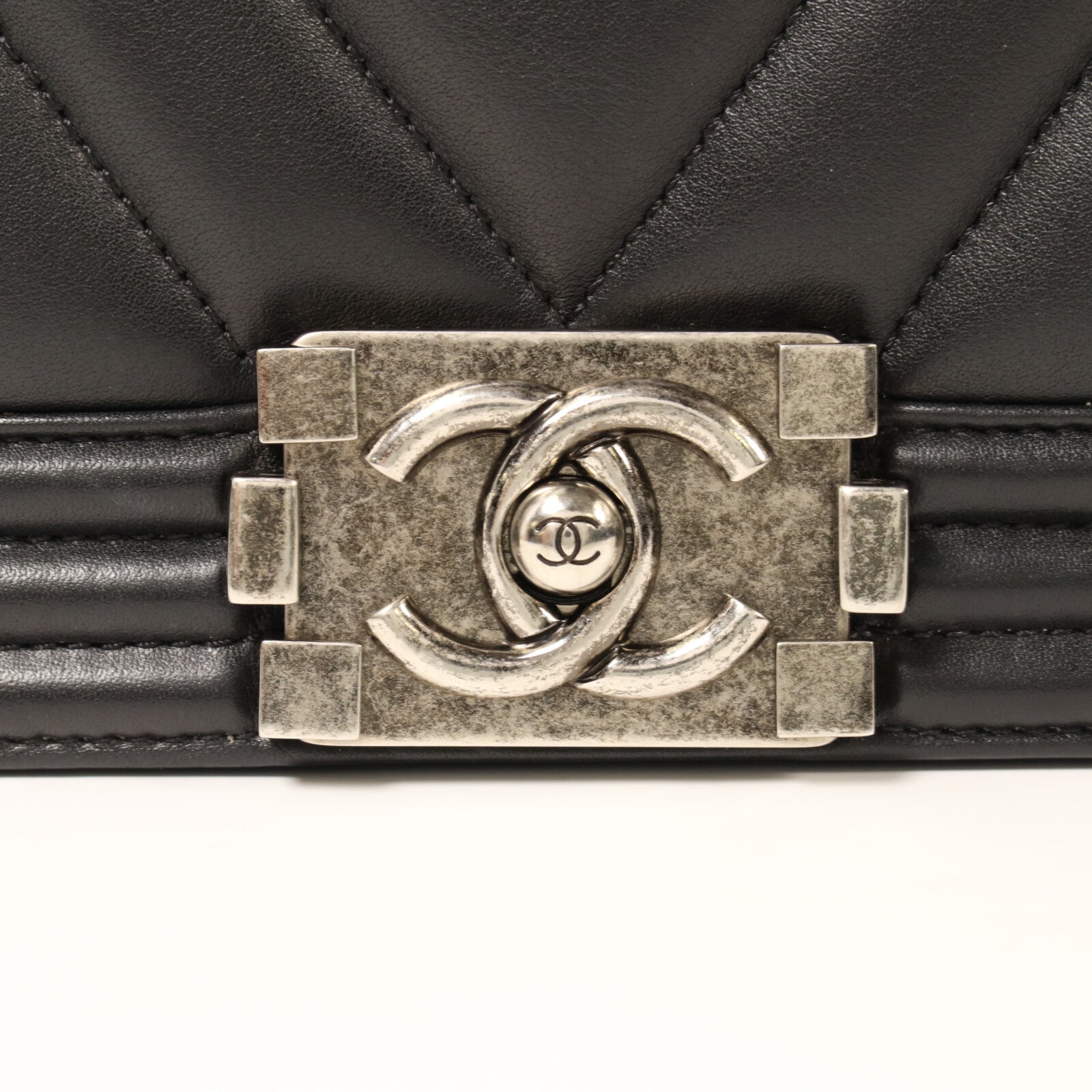 CHANEL 牛皮皮革Boy 28銀扣鏈帶肩背袋