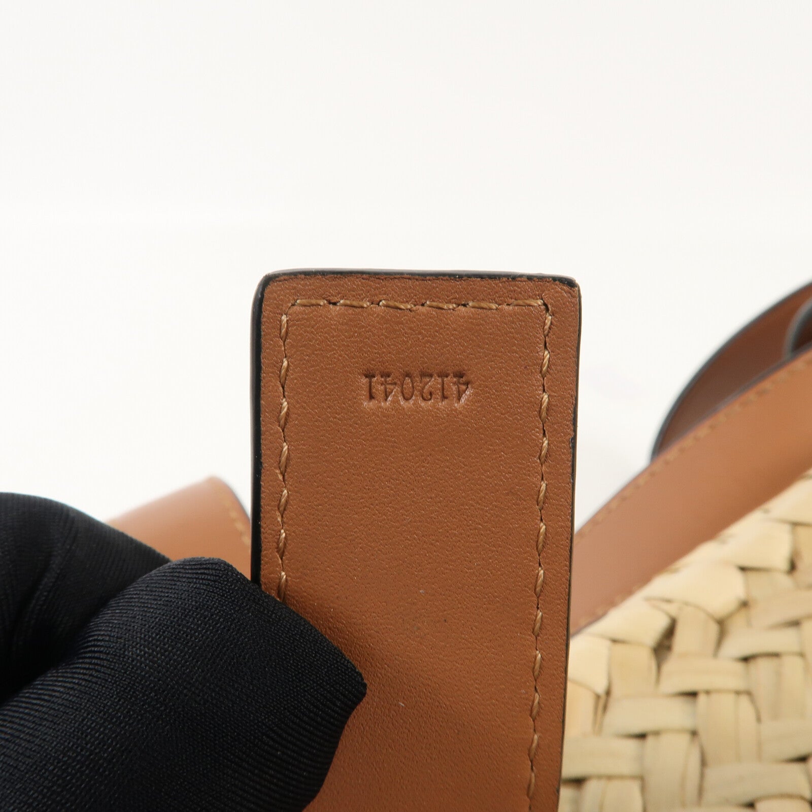 LOEWE 牛皮皮革/酒椰Studio Ghibli Dust Bunnies Small Basket銀扣手挽袋