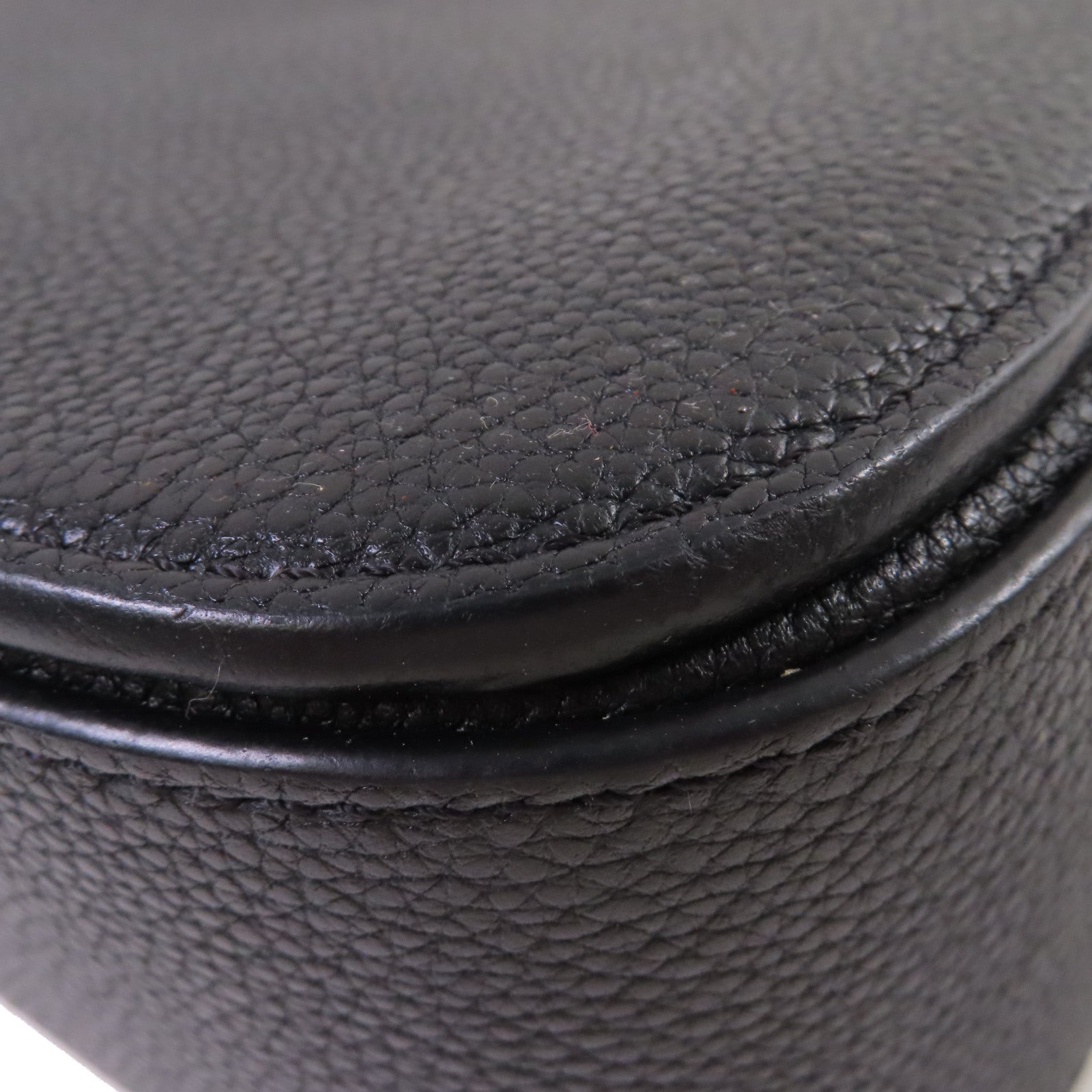 LOUIS VUITTON 牛皮皮革Vivienne NM Shoulder Bag金扣肩背袋黑色