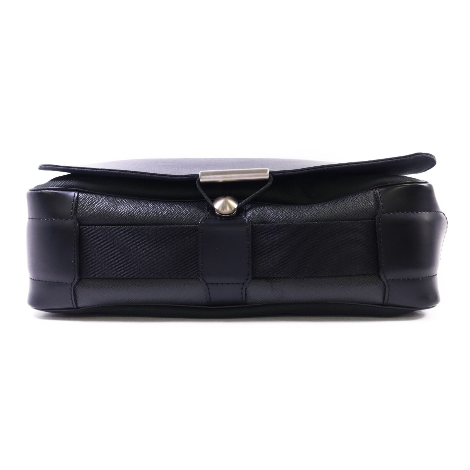 LOUIS VUITTON Taiga Victor金扣肩背袋