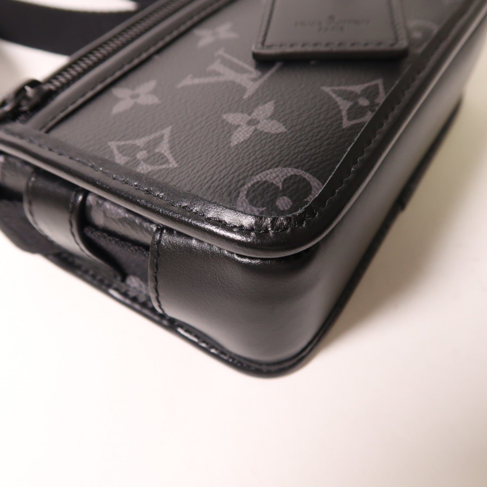 LOUIS VUITTON Monogram Eclipse Bosphore Wearable Wallet肩背袋