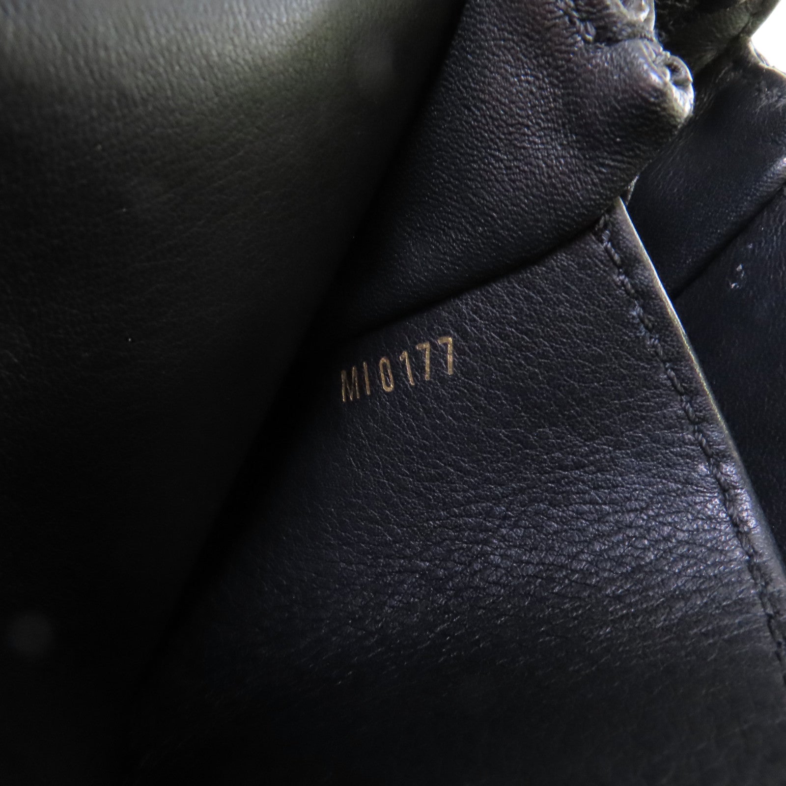 LOUIS VUITTON 牛皮皮革Vivienne NM Shoulder Bag金扣肩背袋黑色