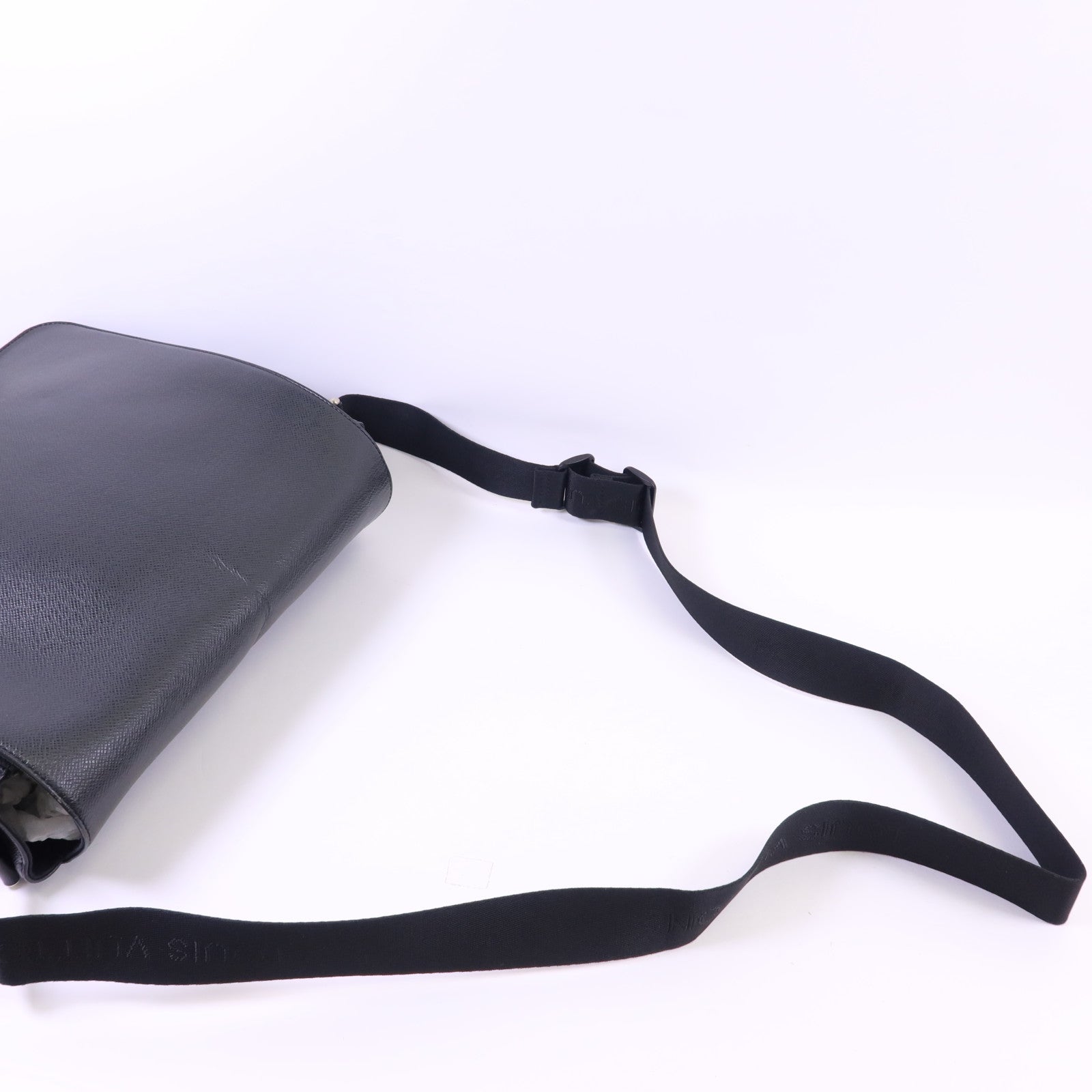LOUIS VUITTON Taiga Victor金扣肩背袋
