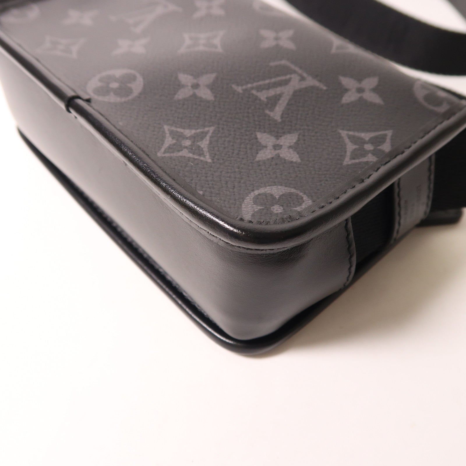 LOUIS VUITTON Monogram Eclipse Bosphore Wearable Wallet肩背袋