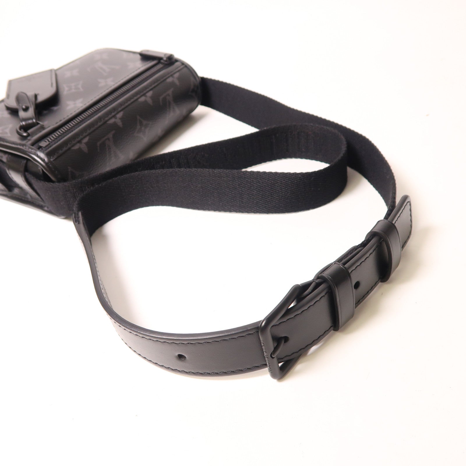 LOUIS VUITTON Monogram Eclipse Bosphore Wearable Wallet肩背袋