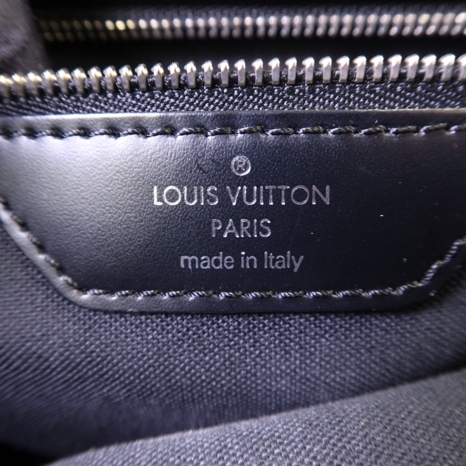 LOUIS VUITTON Taiga Victor金扣肩背袋