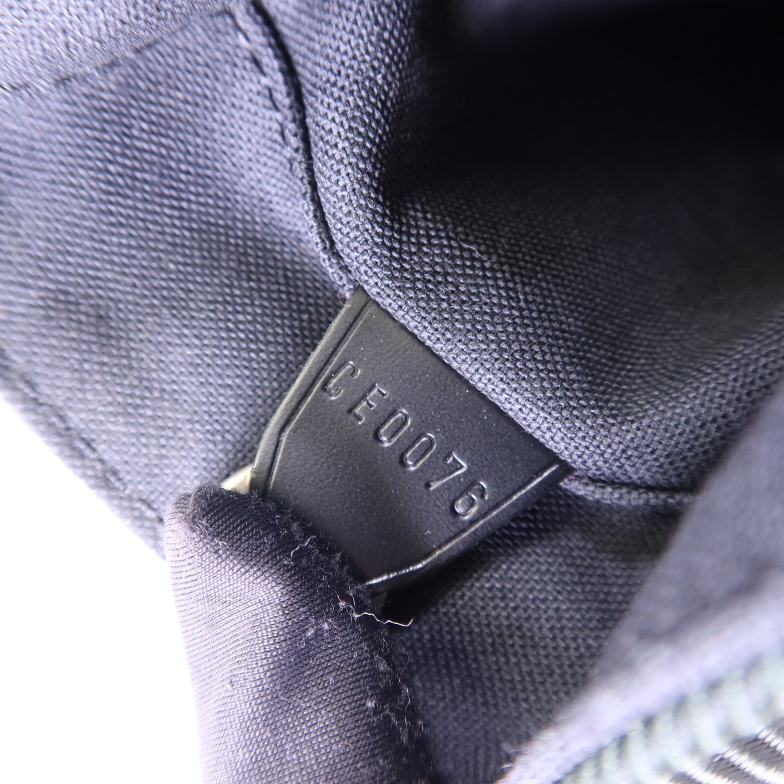 LOUIS VUITTON Taiga Victor金扣肩背袋
