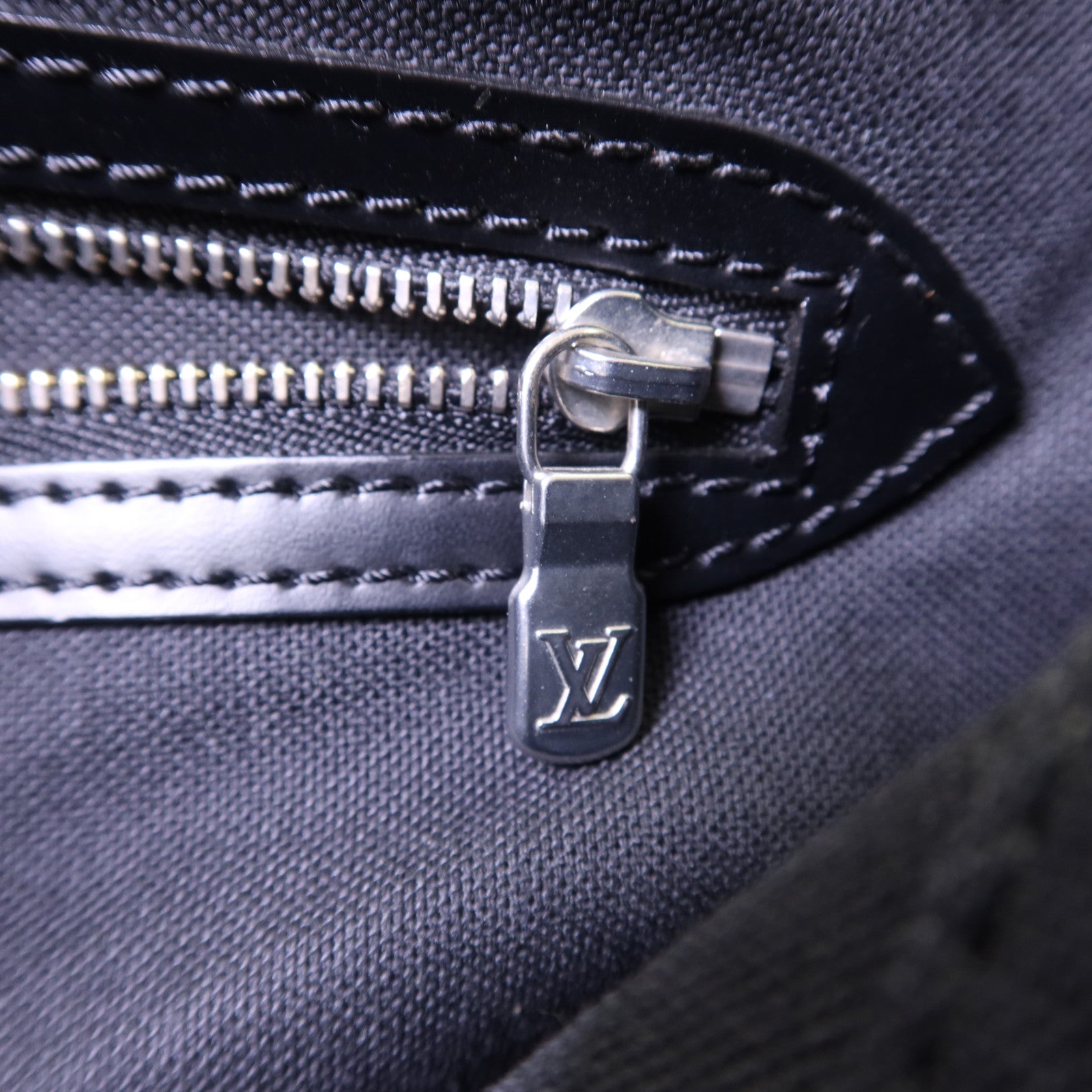 LOUIS VUITTON Taiga Victor金扣肩背袋