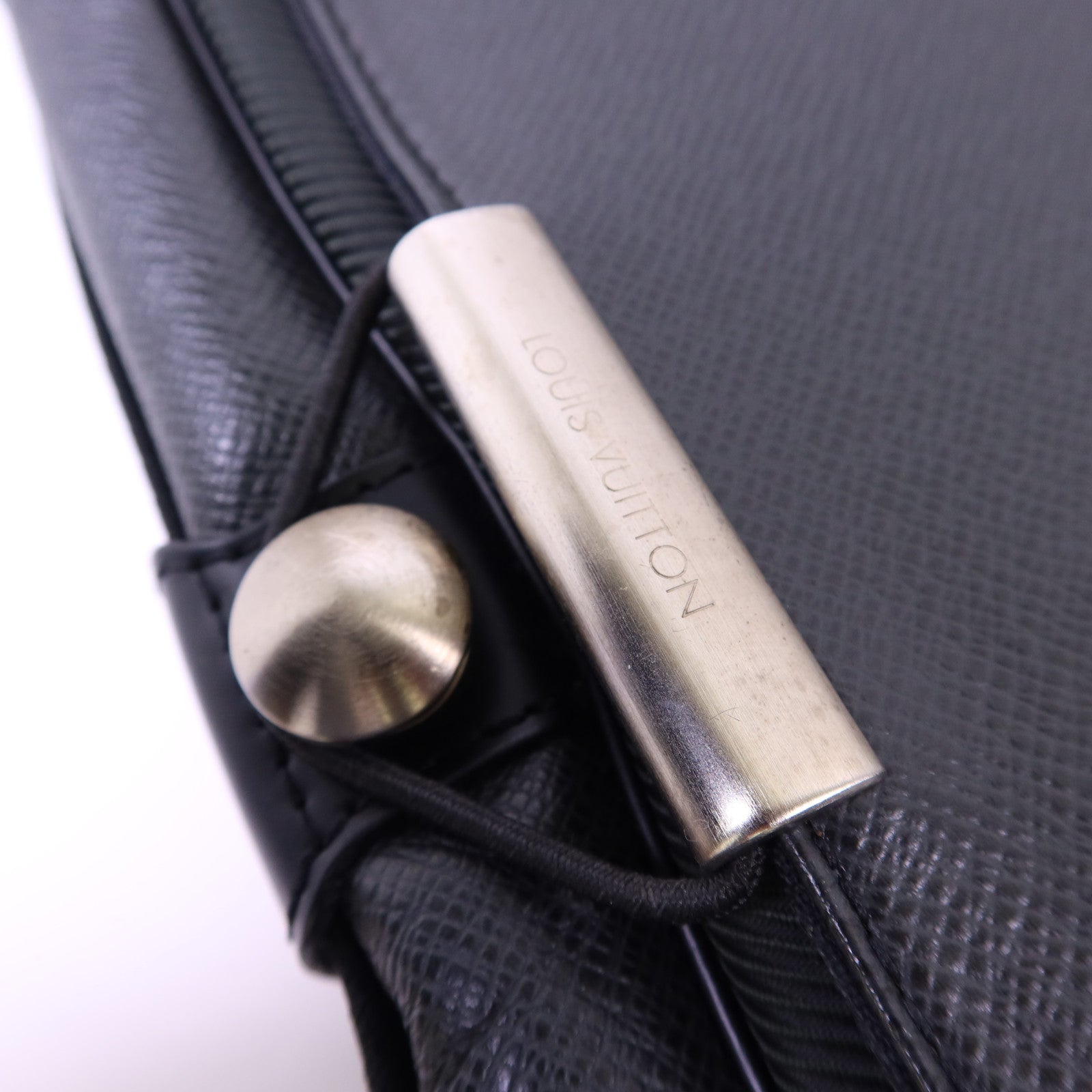 LOUIS VUITTON Taiga Victor金扣肩背袋