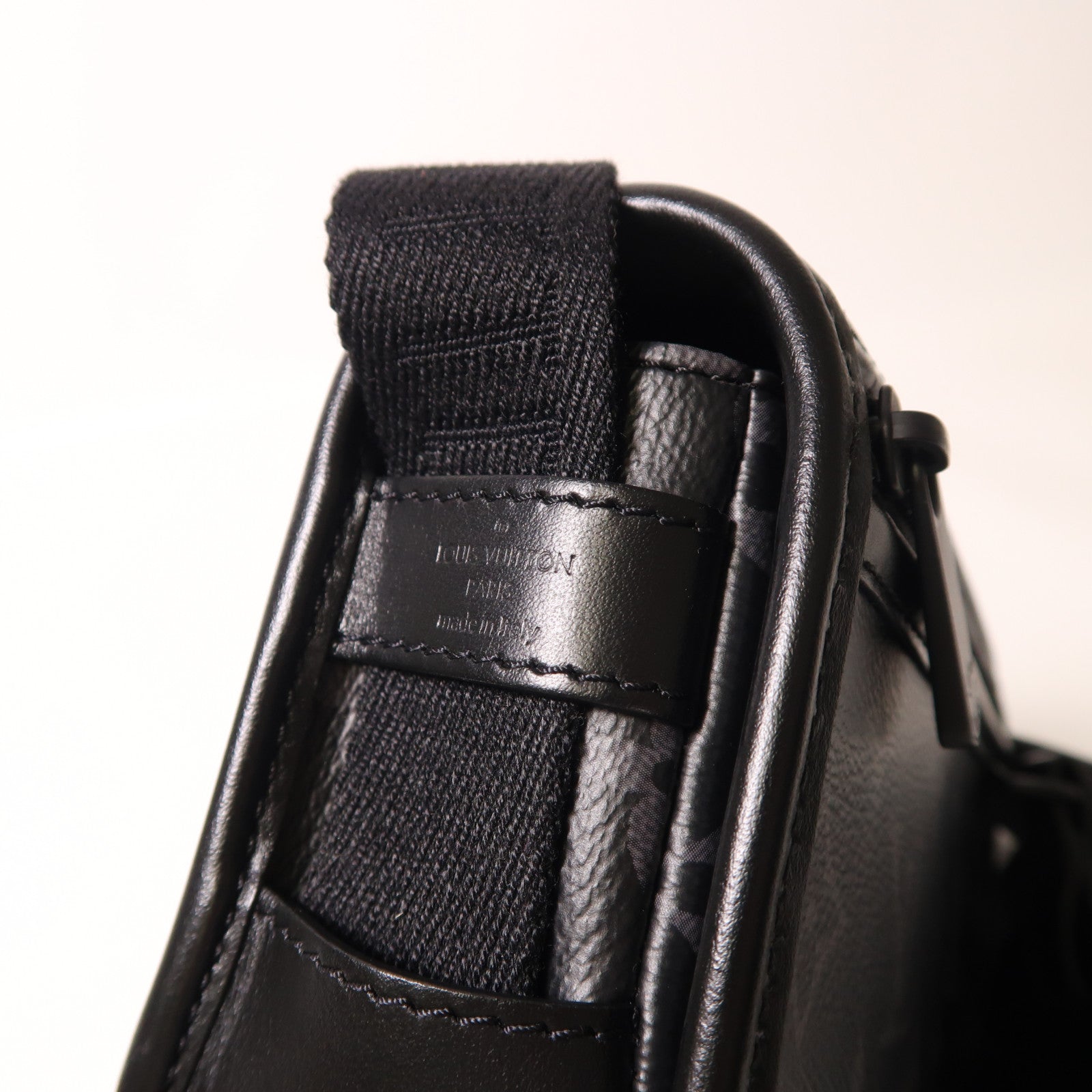 LOUIS VUITTON Monogram Eclipse Bosphore Wearable Wallet肩背袋