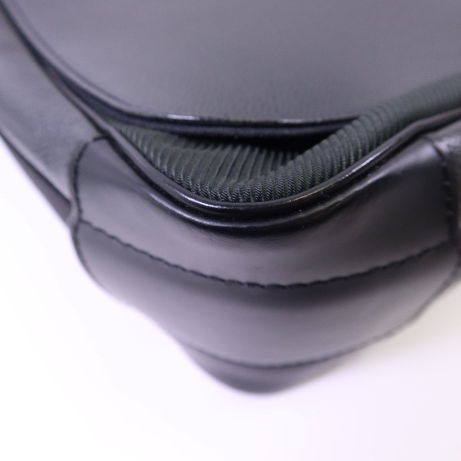 LOUIS VUITTON Taiga Victor金扣肩背袋