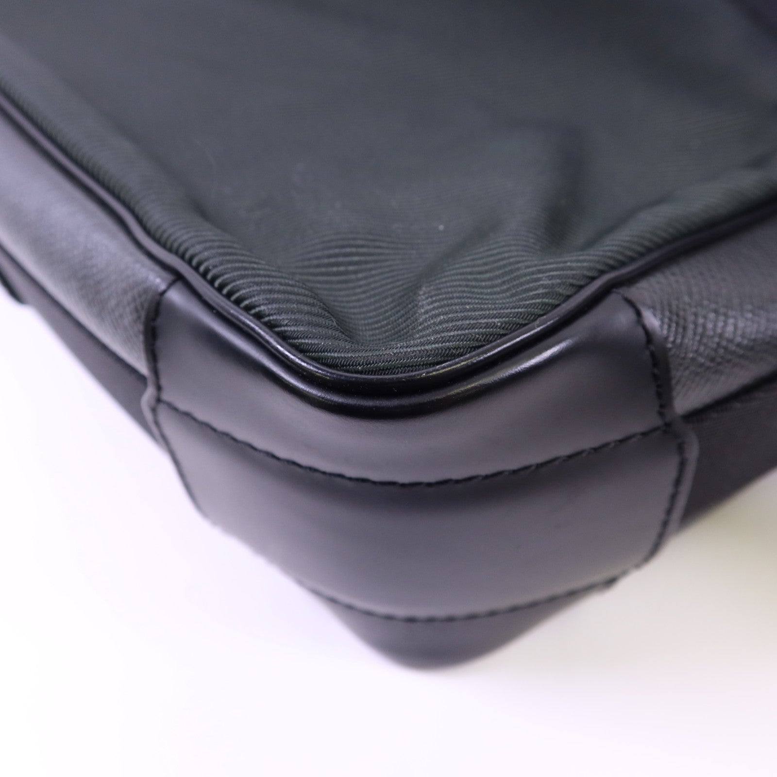 LOUIS VUITTON Taiga Victor金扣肩背袋