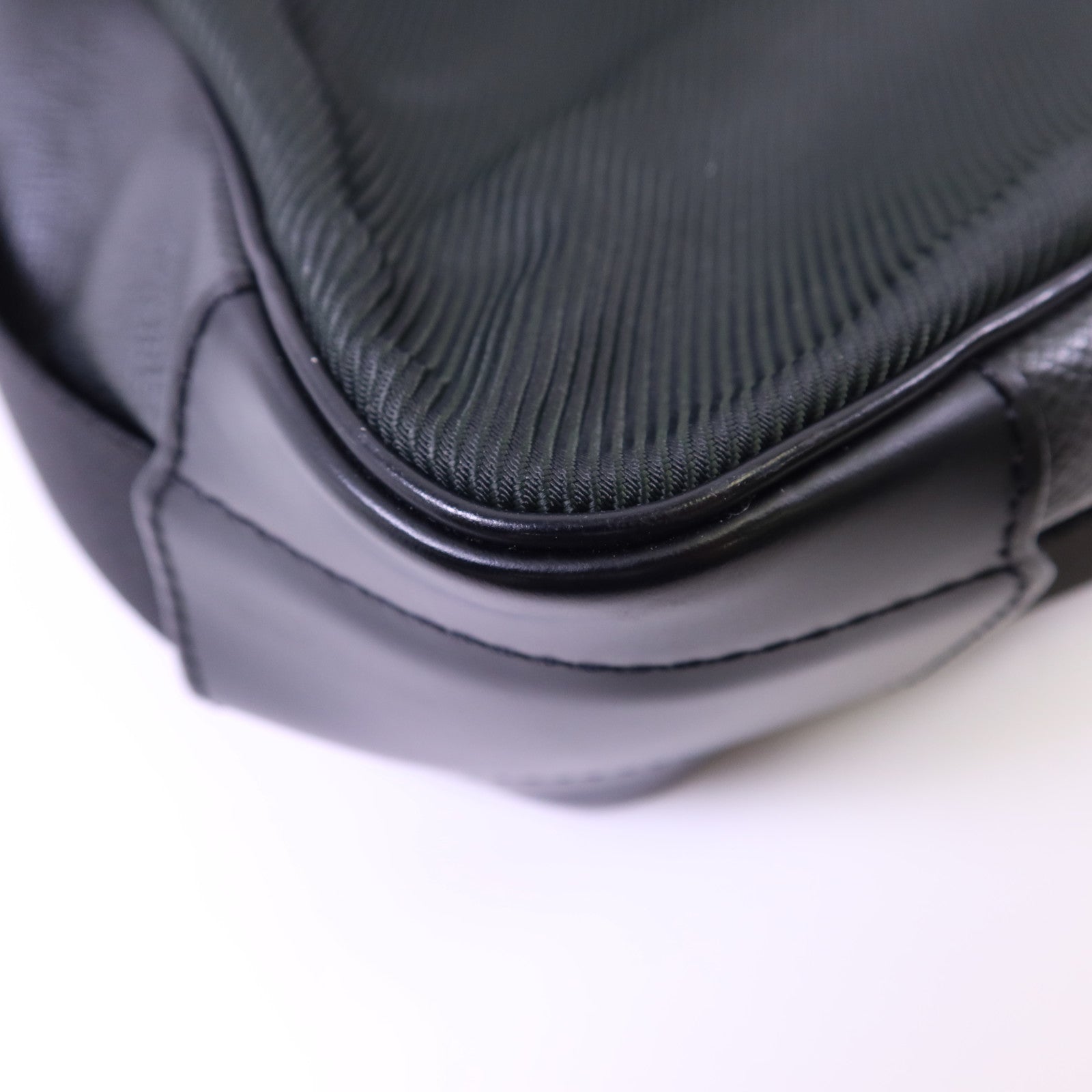 LOUIS VUITTON Taiga Victor金扣肩背袋