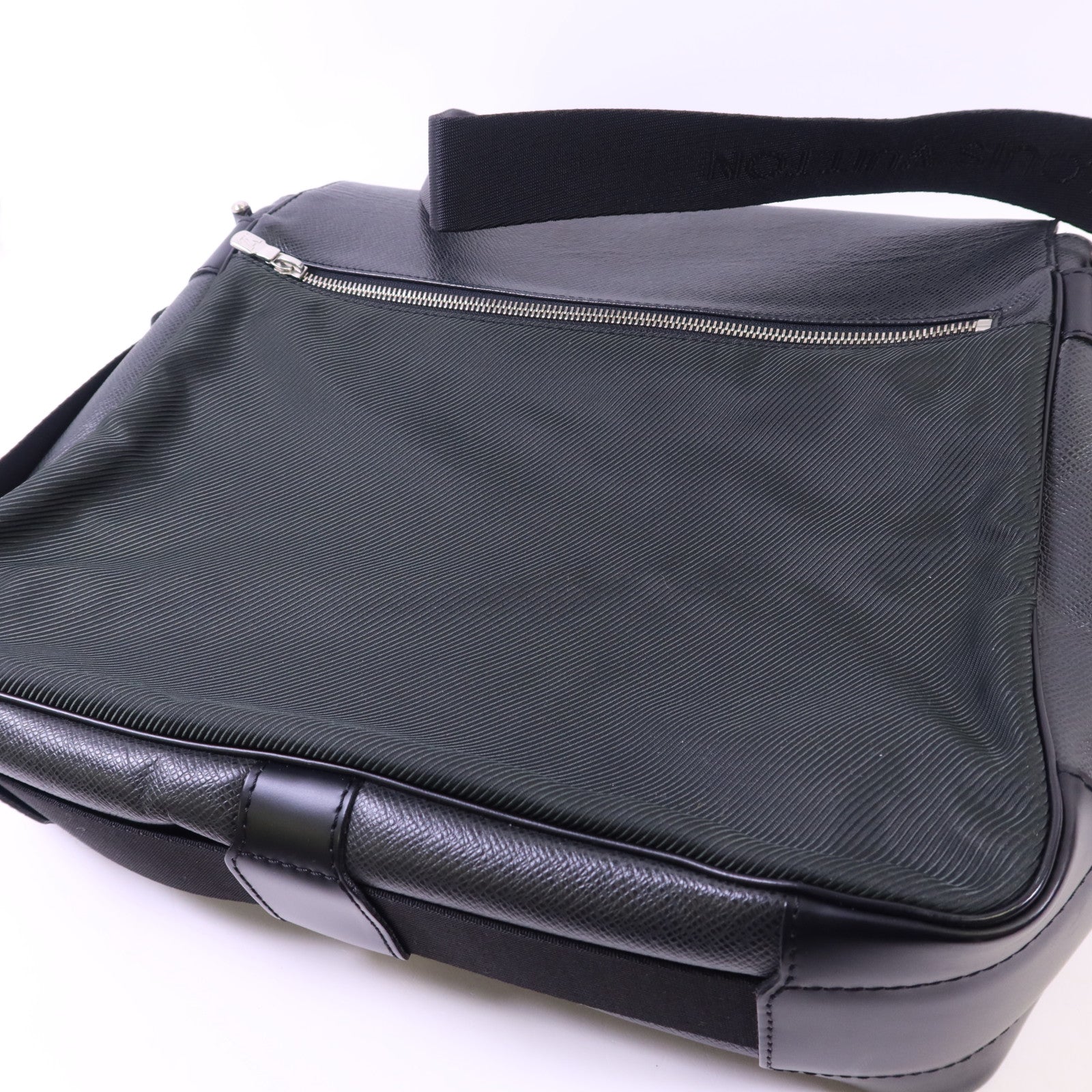LOUIS VUITTON Taiga Victor金扣肩背袋