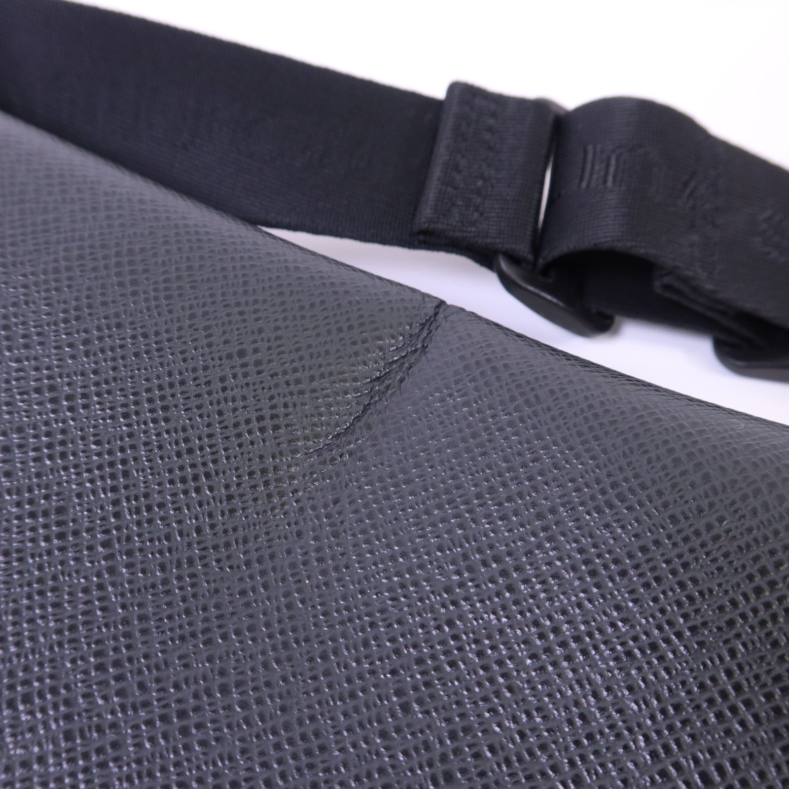 LOUIS VUITTON Taiga Victor金扣肩背袋
