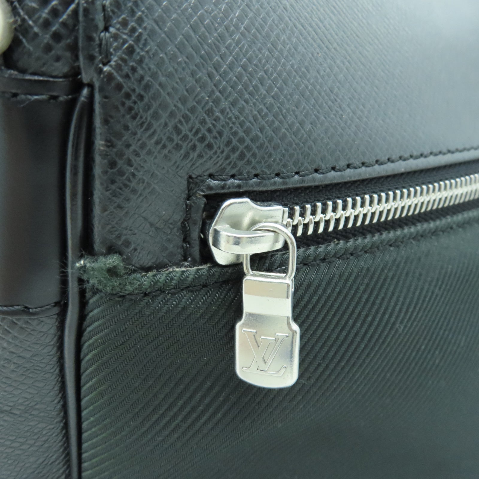 LOUIS VUITTON Taiga Shoulder Bag银扣肩背袋黑色