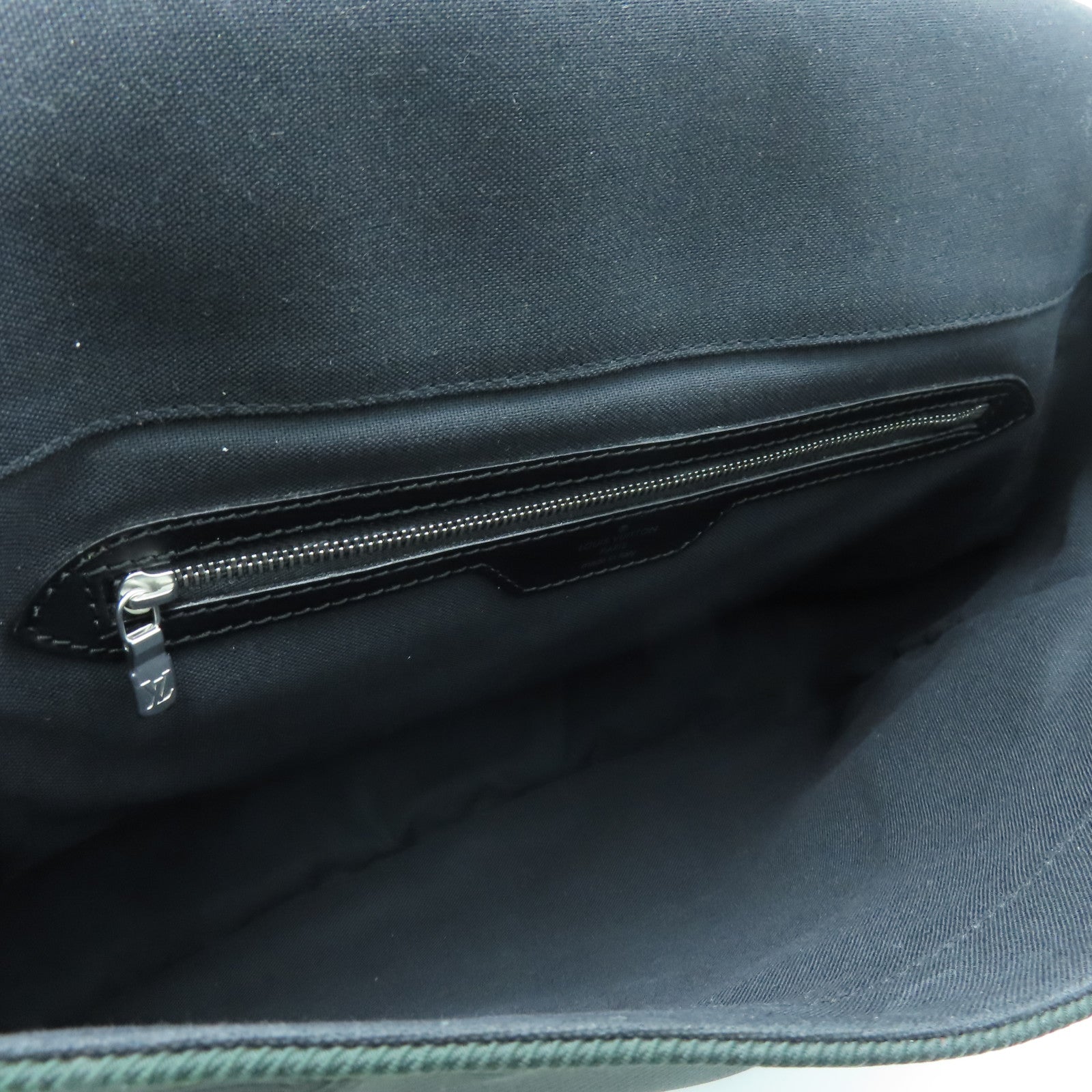 LOUIS VUITTON Taiga Shoulder Bag银扣肩背袋黑色