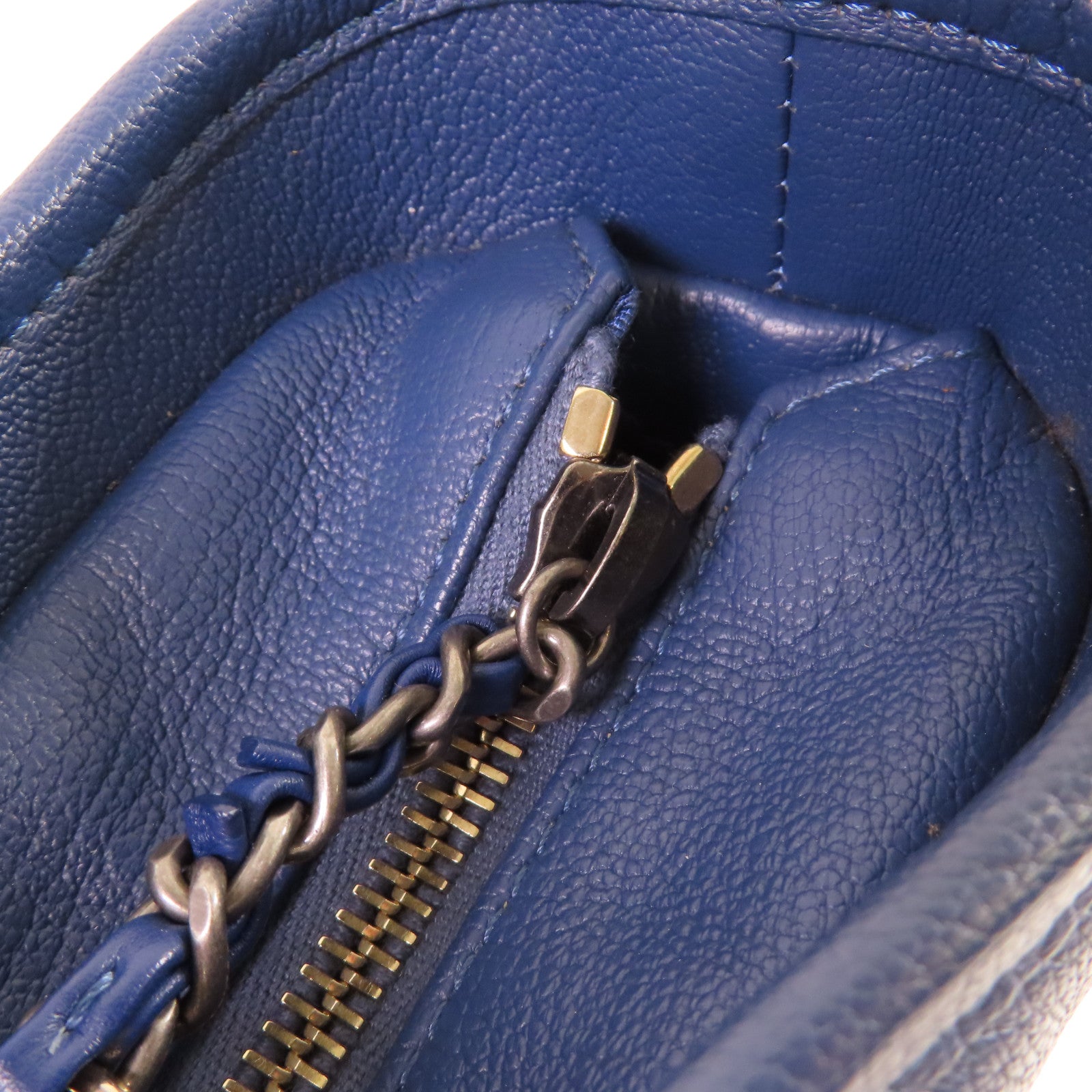 CHANEL 菱格牛皮皮革/漆皮皮革Gabrielle Medium Chain Shoulder Bag鏈帶肩背袋藍色