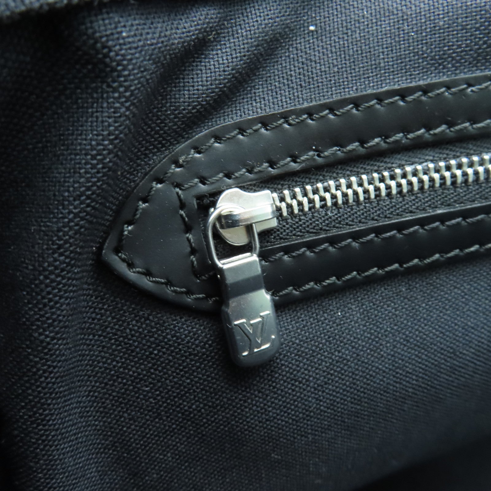LOUIS VUITTON Taiga Shoulder Bag银扣肩背袋黑色