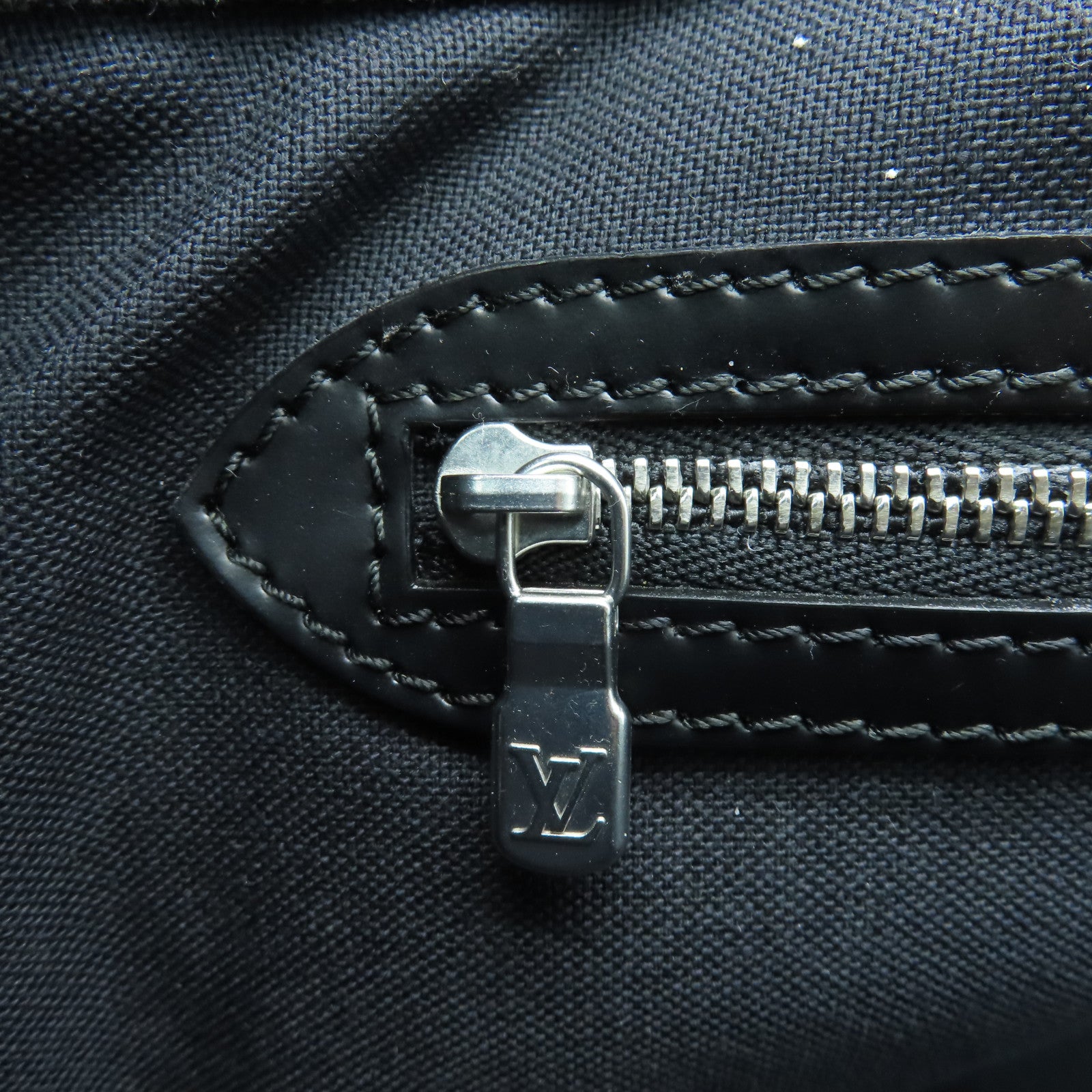 LOUIS VUITTON Taiga Shoulder Bag银扣肩背袋黑色