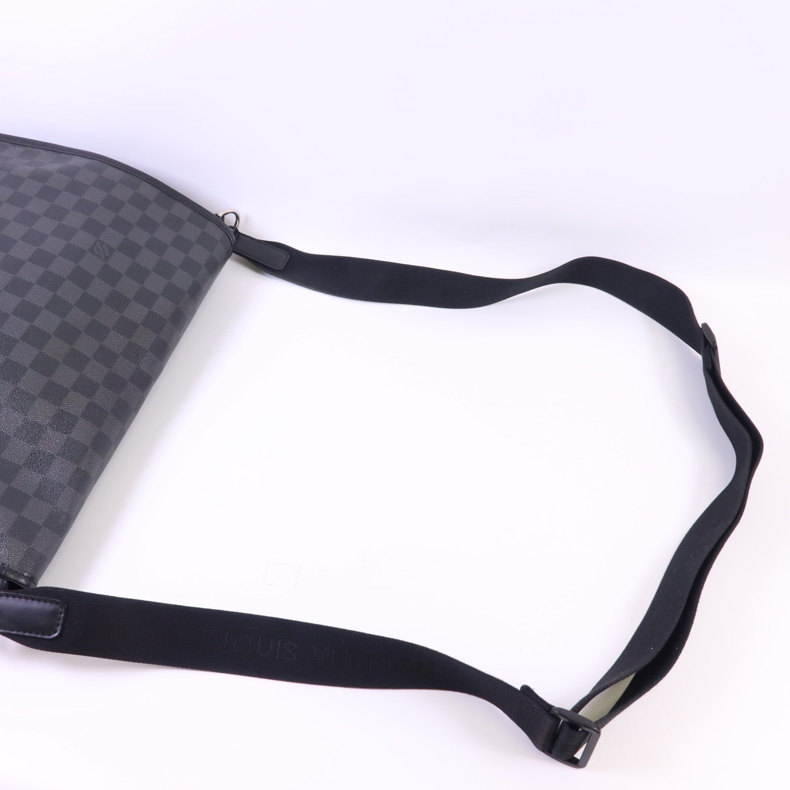 LOUIS VUITTON Damier Graphite Daniel GM銀扣肩背袋
