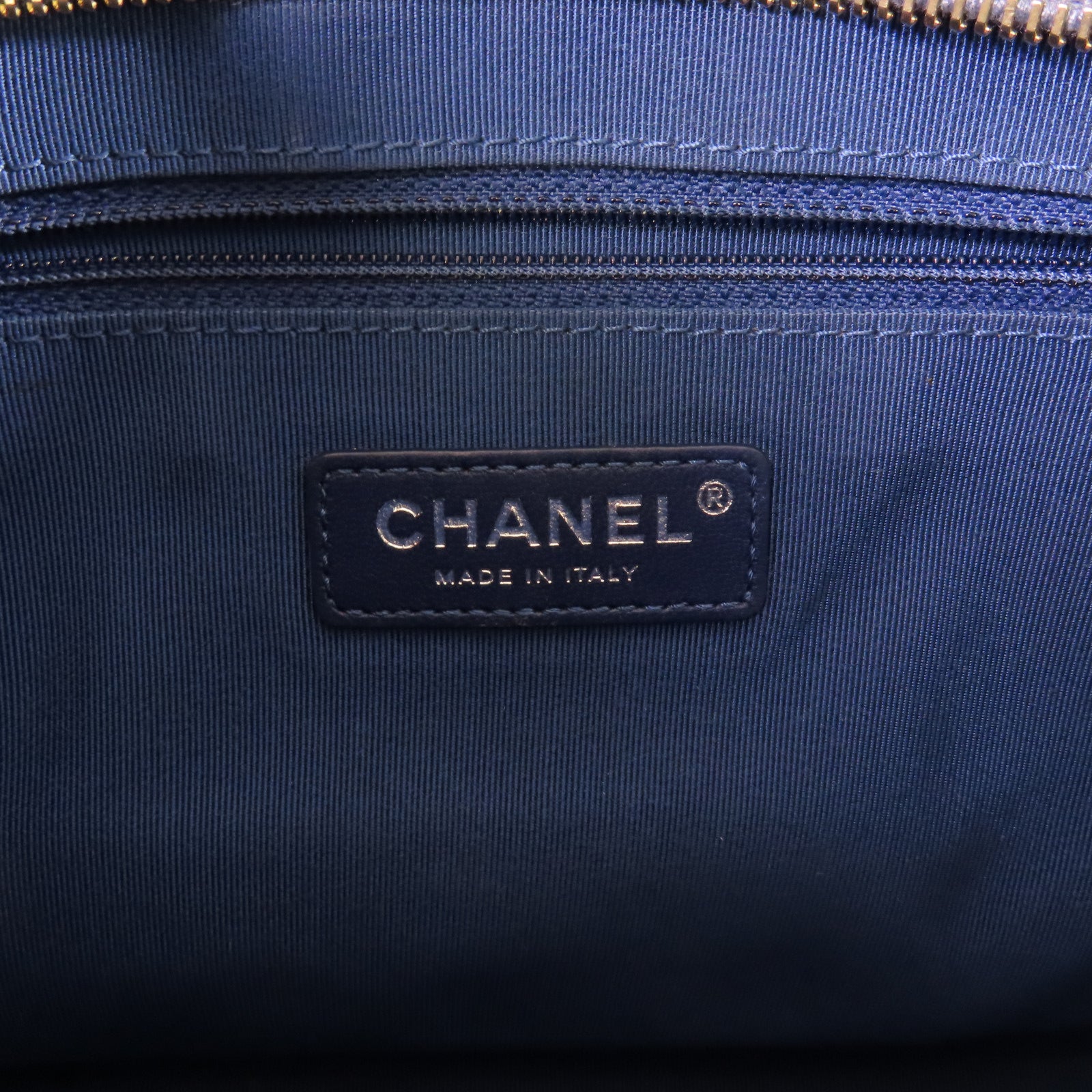 CHANEL 菱格牛皮皮革/漆皮皮革Gabrielle Medium Chain Shoulder Bag鏈帶肩背袋藍色