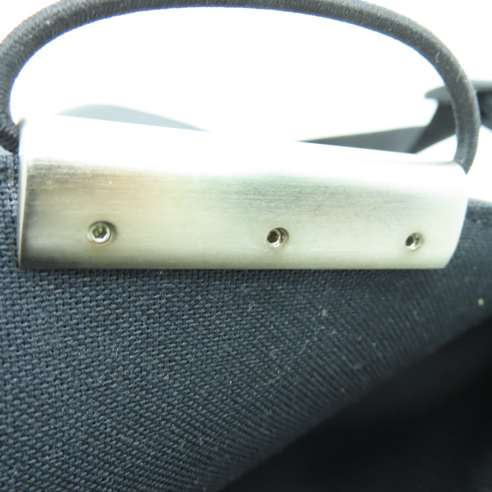 LOUIS VUITTON Taiga Shoulder Bag银扣肩背袋黑色