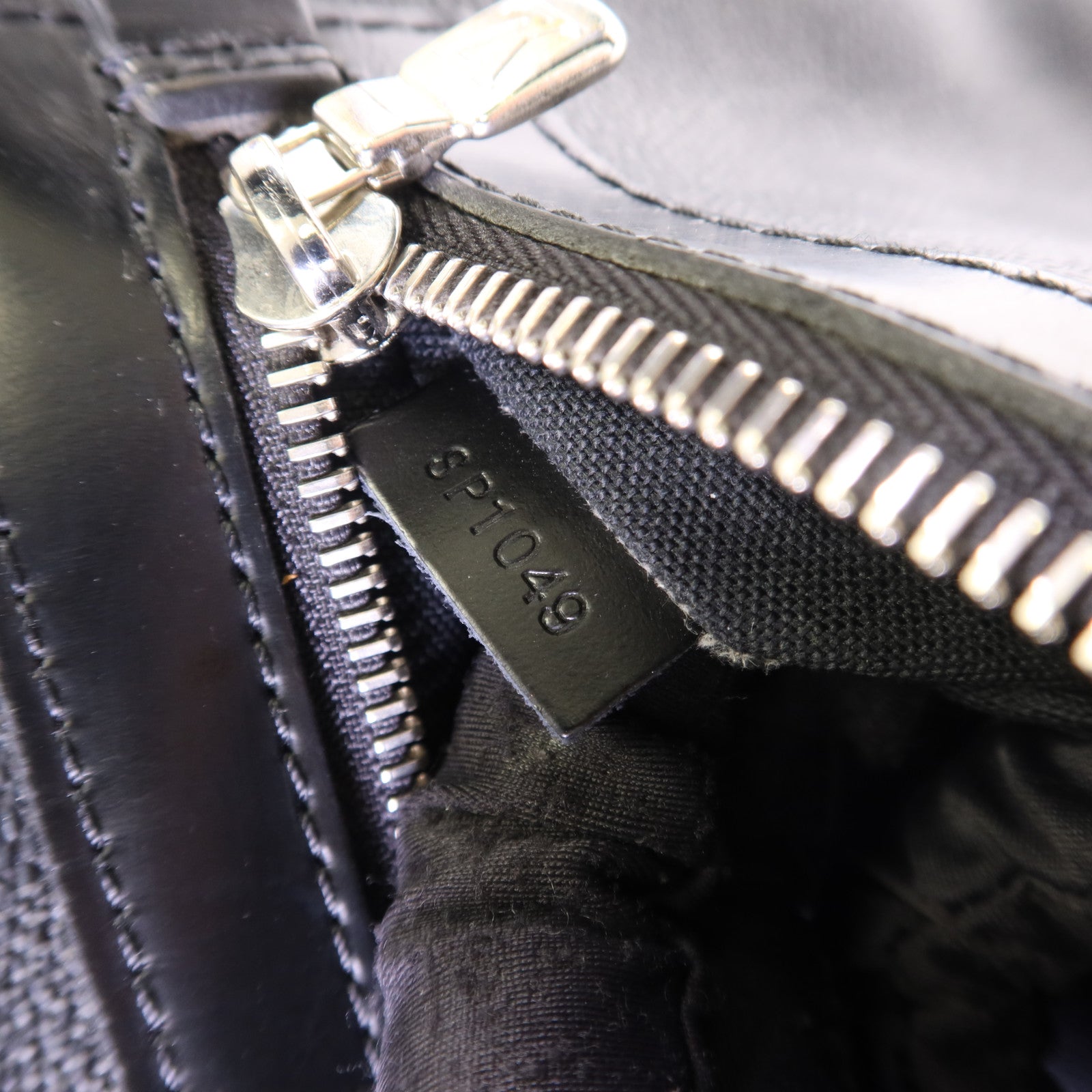 LOUIS VUITTON Damier Graphite Daniel GM銀扣肩背袋
