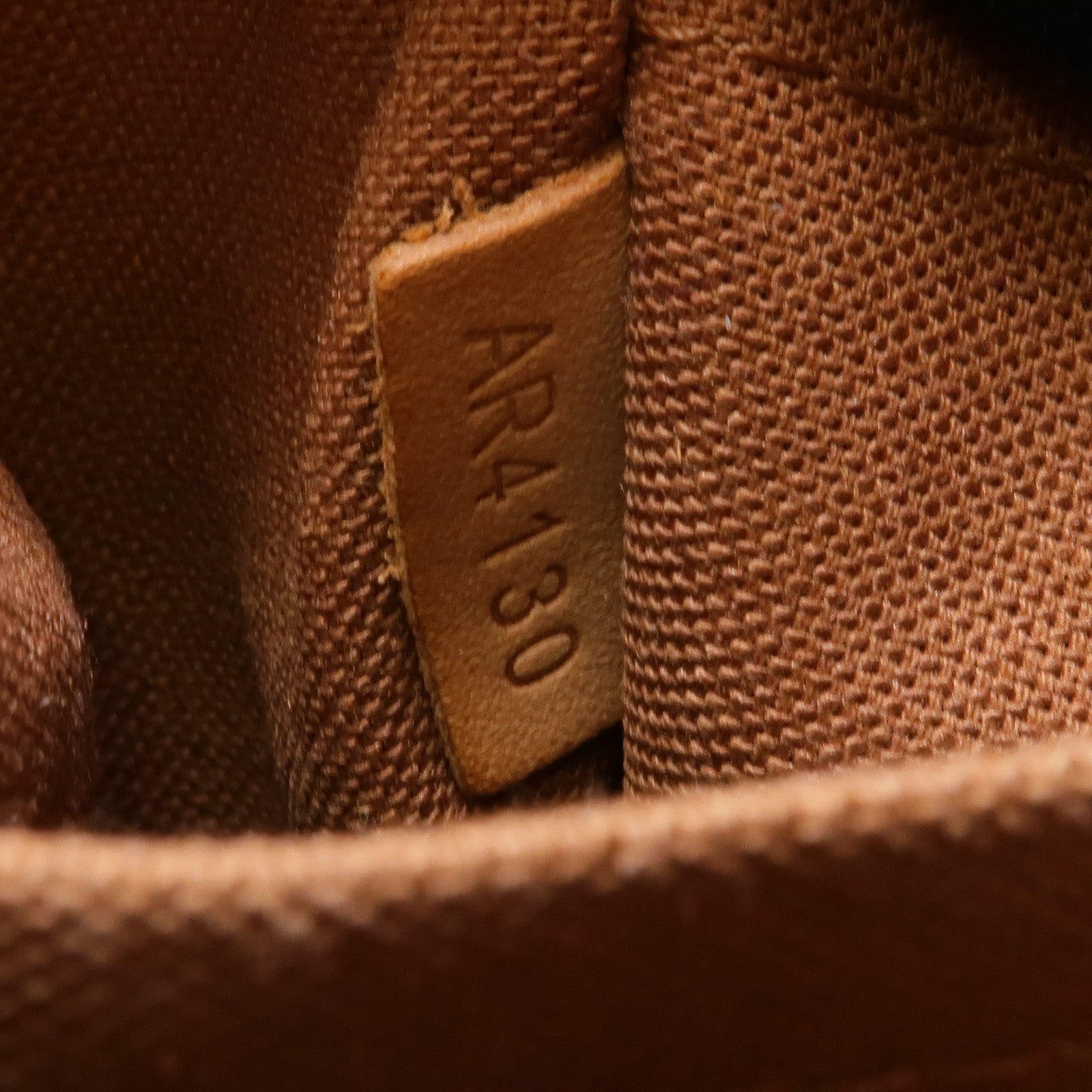 LOUIS VUITTON Monogram Trotteur Beaubourg金扣肩背袋