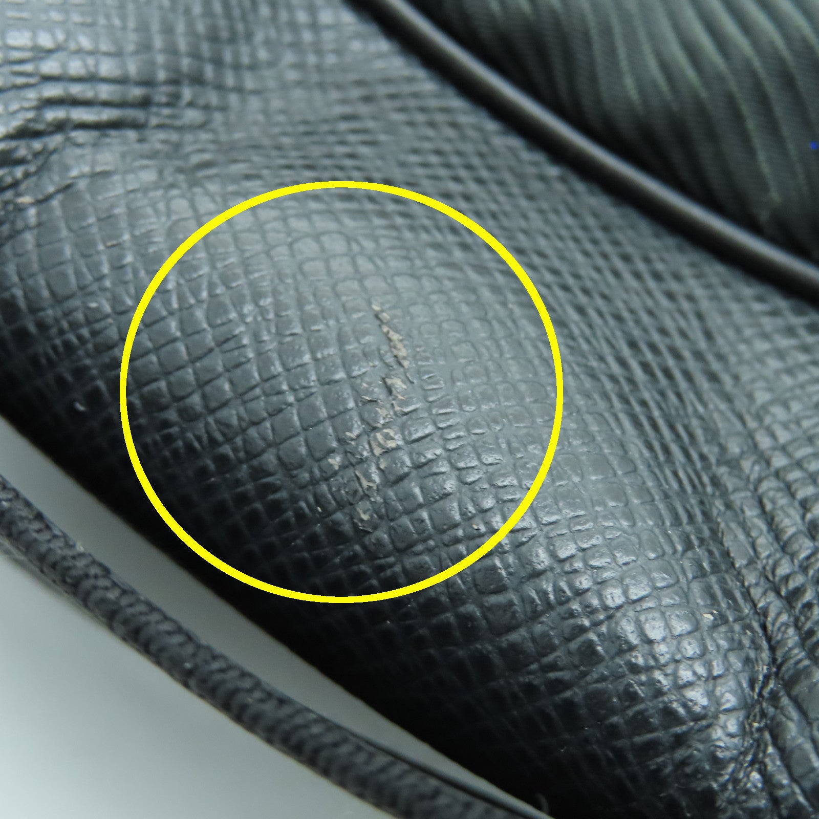 LOUIS VUITTON Taiga Shoulder Bag银扣肩背袋黑色