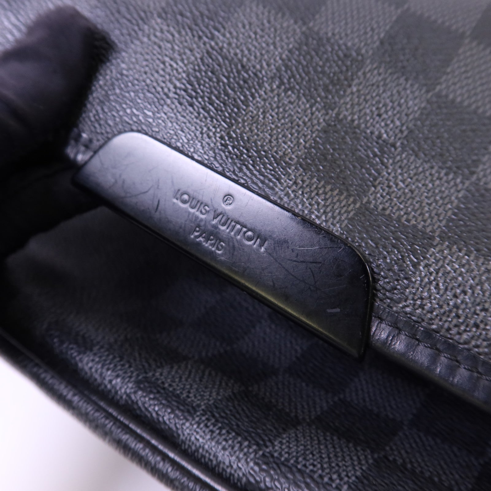 LOUIS VUITTON Damier Graphite Daniel GM銀扣肩背袋