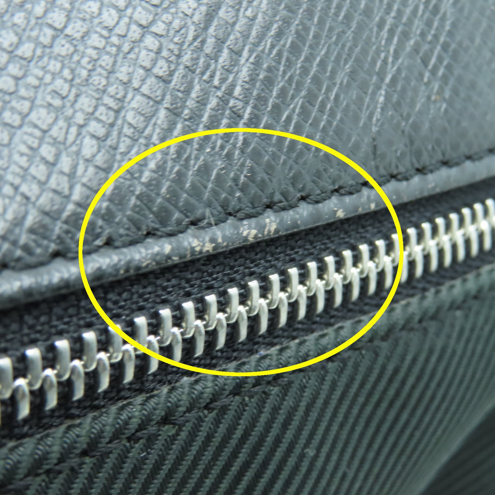 LOUIS VUITTON Taiga Shoulder Bag银扣肩背袋黑色