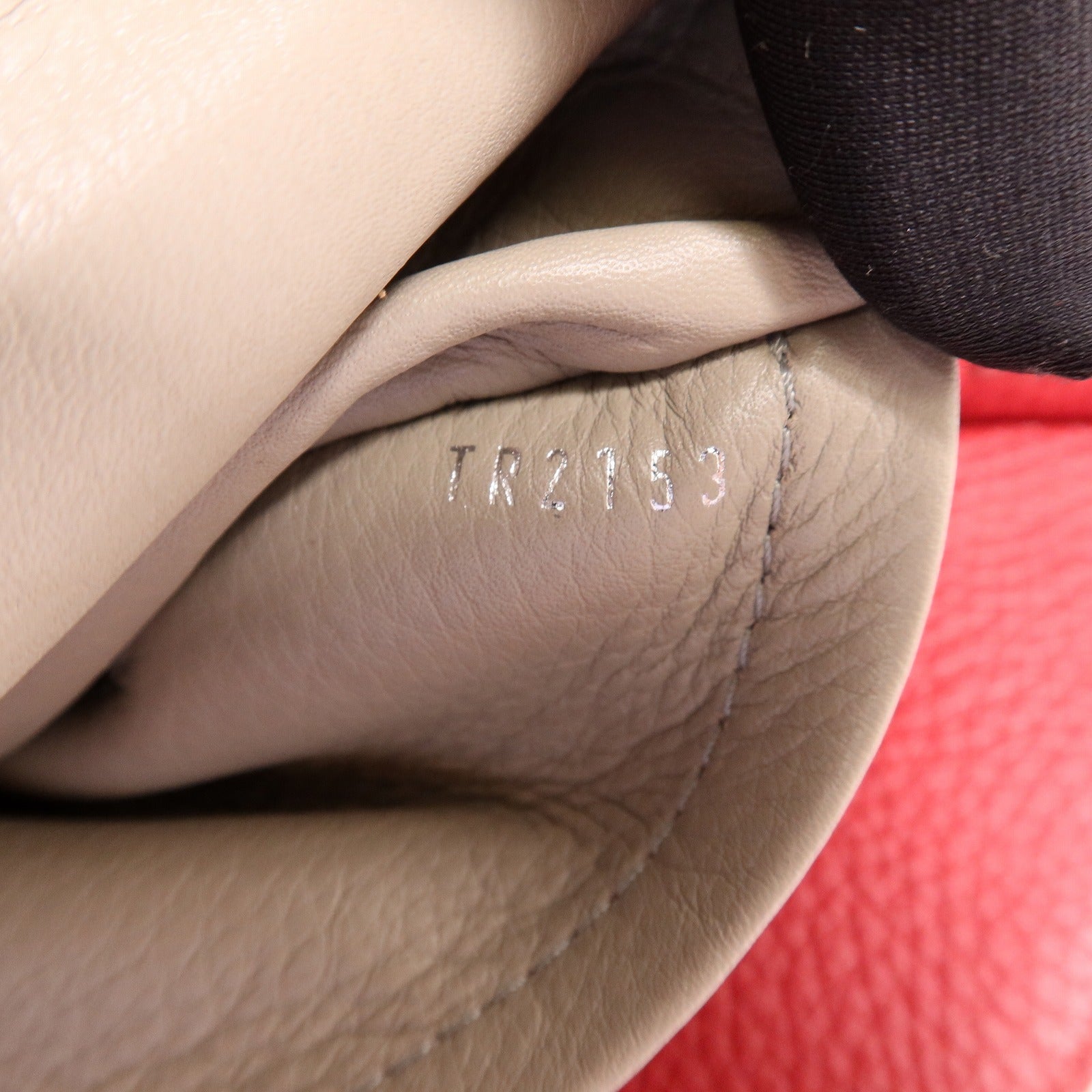 LOUIS VUITTON Taurillon皮革Capucines GM銀扣肩背袋