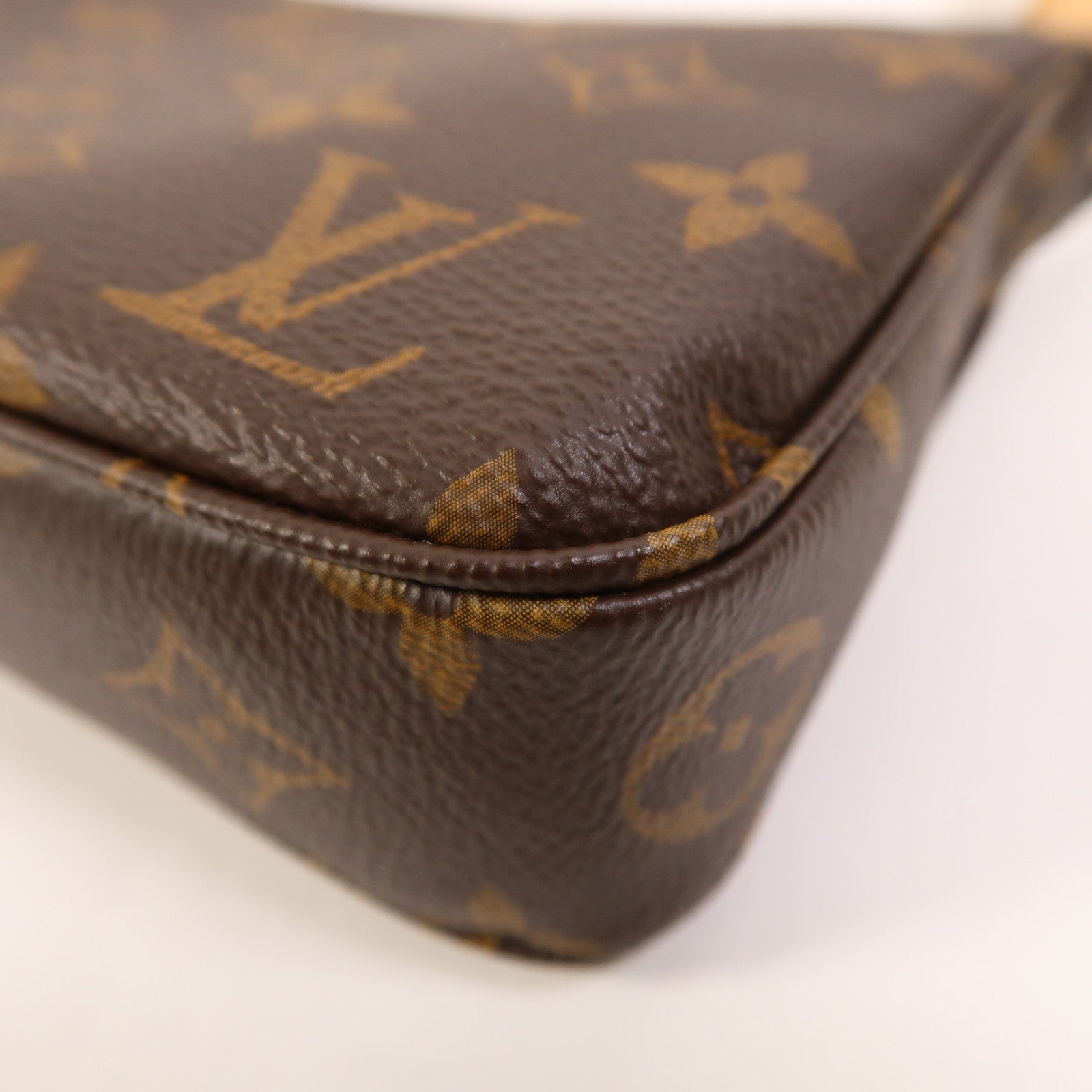 LOUIS VUITTON Monogram Pochette Accessoires金扣鏈帶肩背袋