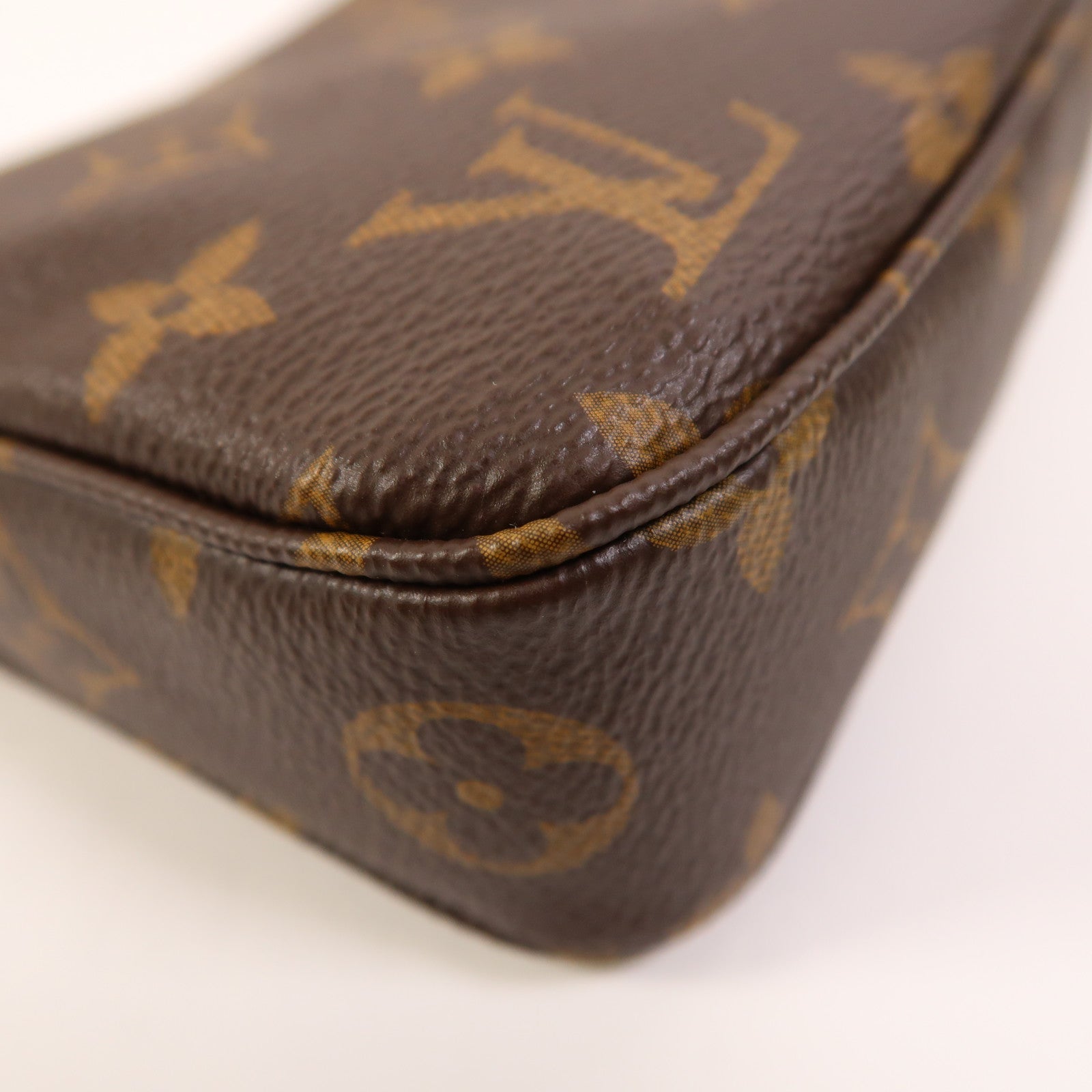 LOUIS VUITTON Monogram Pochette Accessoires金扣鏈帶肩背袋