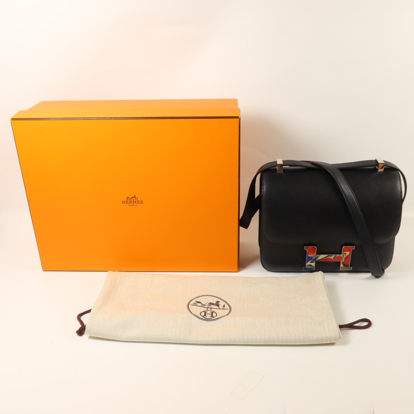 HERMES Swift皮革Constance 24肩背袋Noir