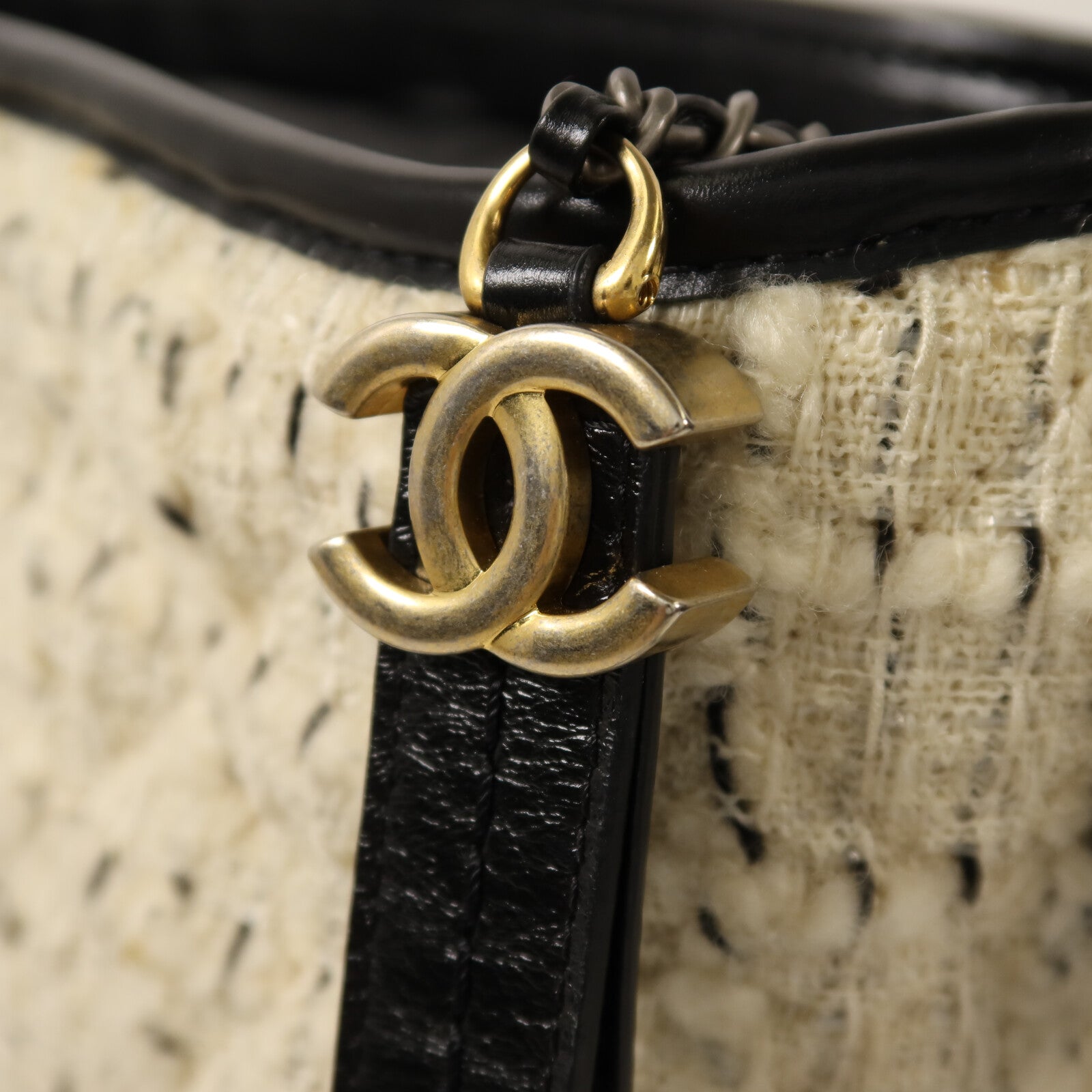 CHANEL Tweed Gabrielle Medium鏈帶肩背袋