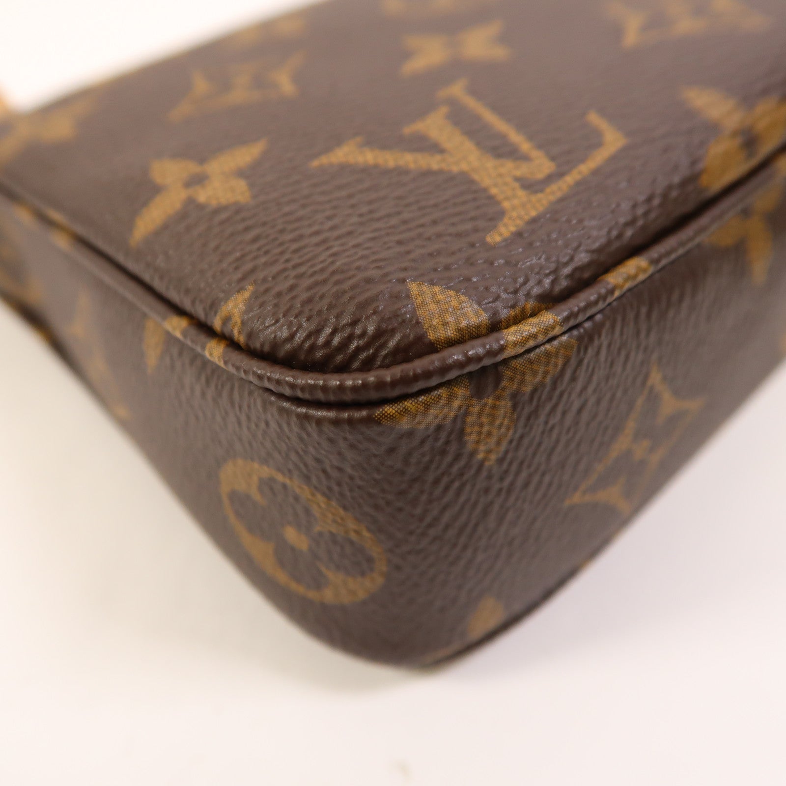 LOUIS VUITTON Monogram Pochette Accessoires金扣鏈帶肩背袋