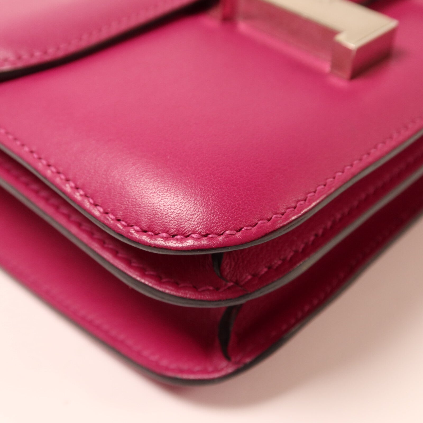 HERMES Swift皮革Constance Mini銀扣肩背袋Rose Pourpre
