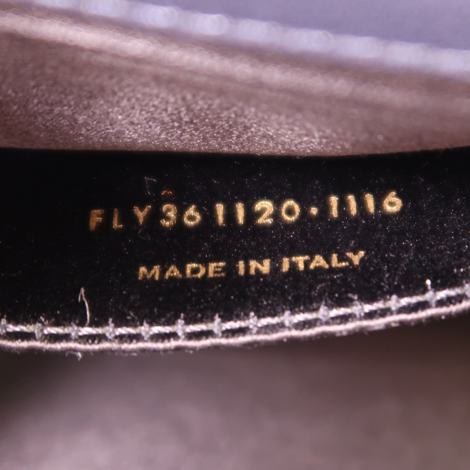 YVES SAINT LAURENT 牛皮皮革Clutch金扣手拿包