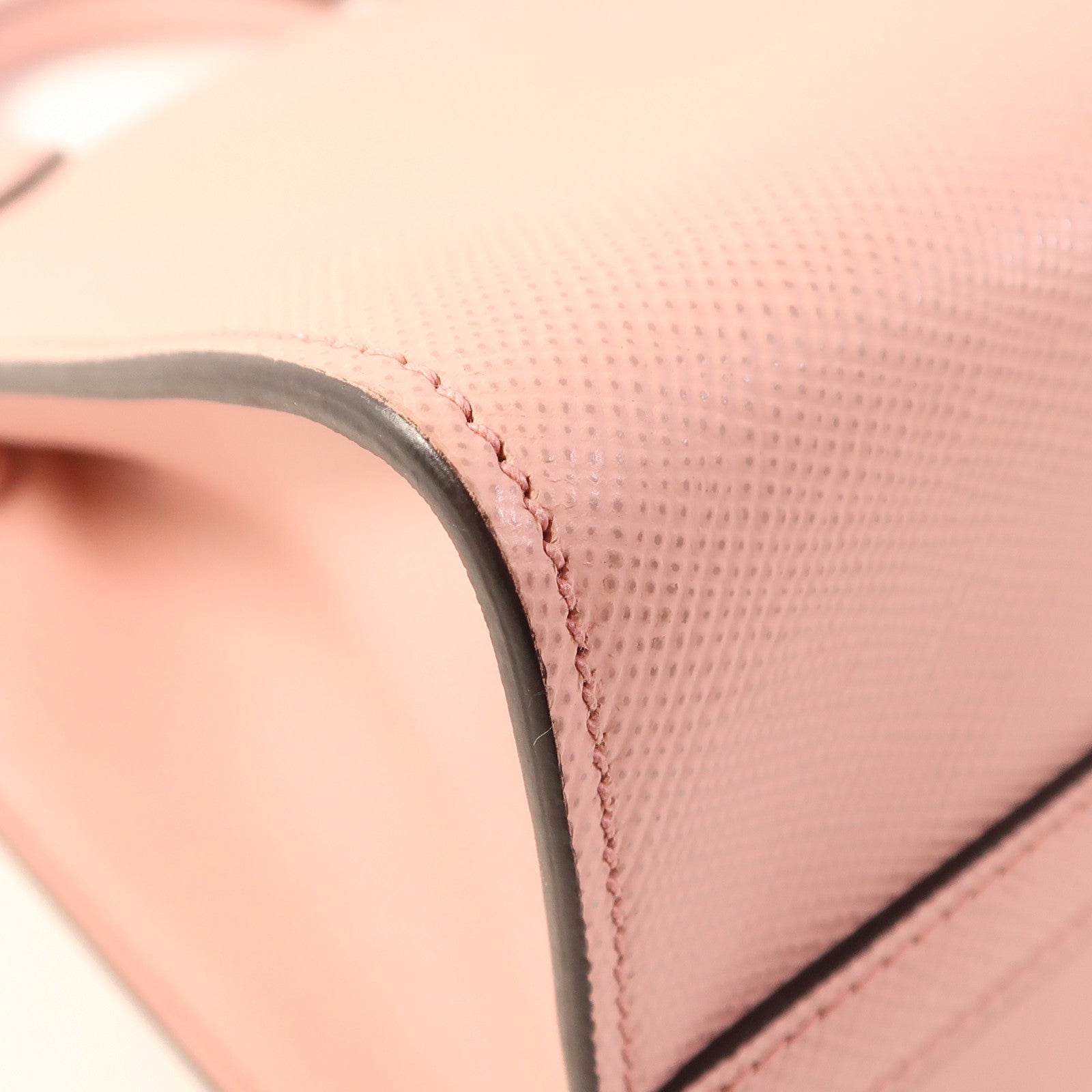 PRADA Saffiano皮革Monochrome金扣手挽肩背兩用袋