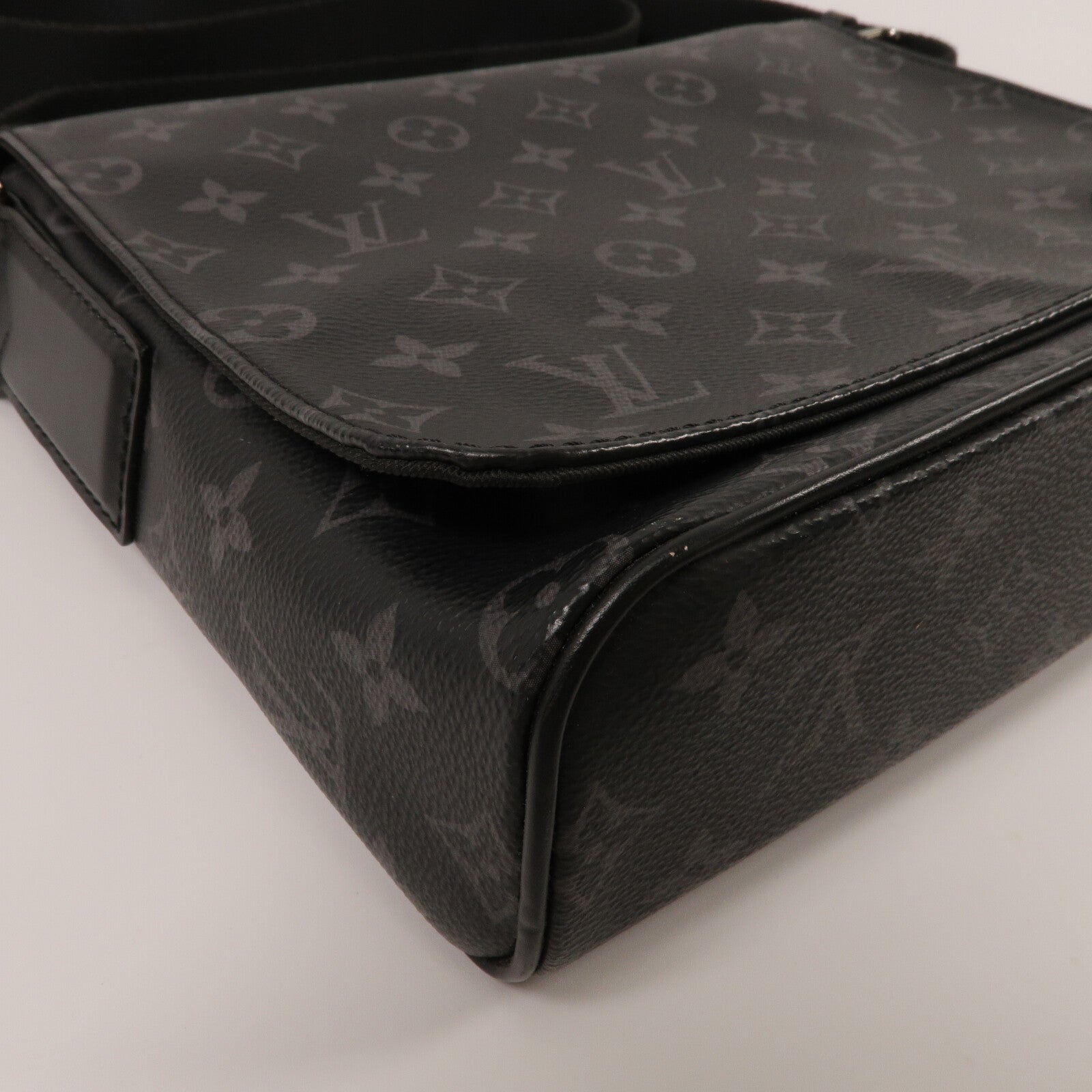 LOUIS VUITTON Monogram Eclipse District PM肩背袋