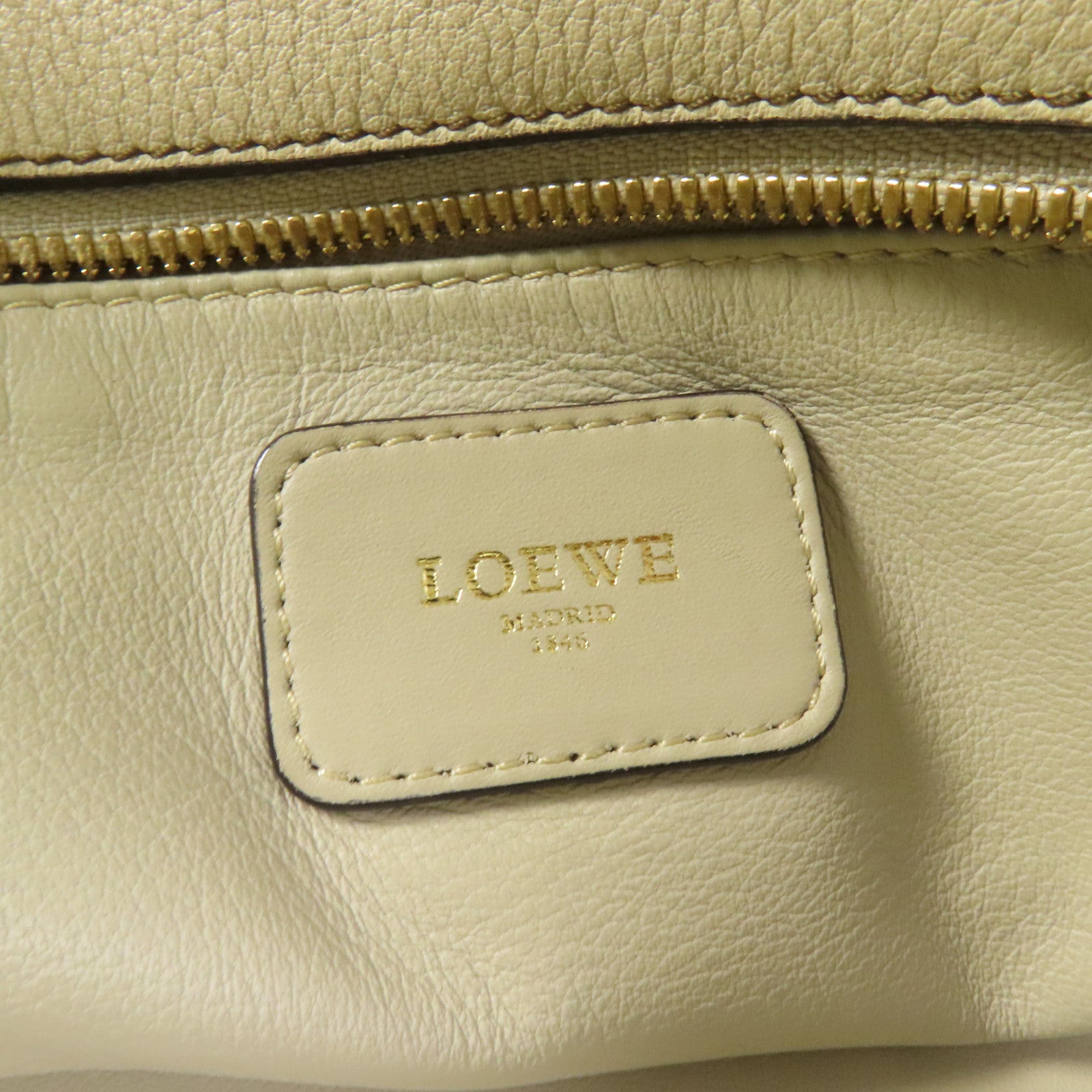 LOEWE 牛皮皮革Amazona 28金扣手挽袋