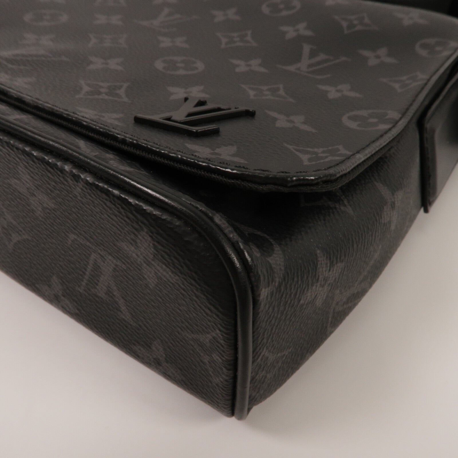 LOUIS VUITTON Monogram Eclipse District PM肩背袋