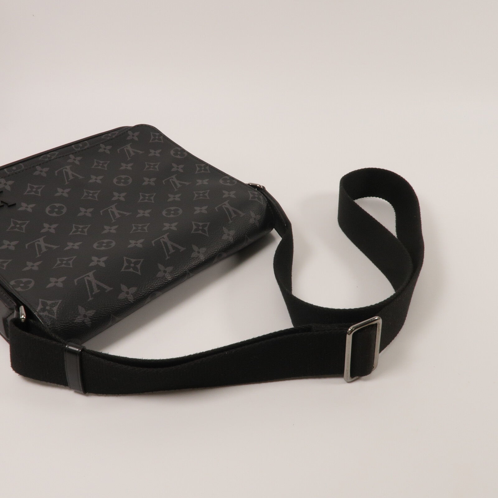 LOUIS VUITTON Monogram Eclipse District PM肩背袋
