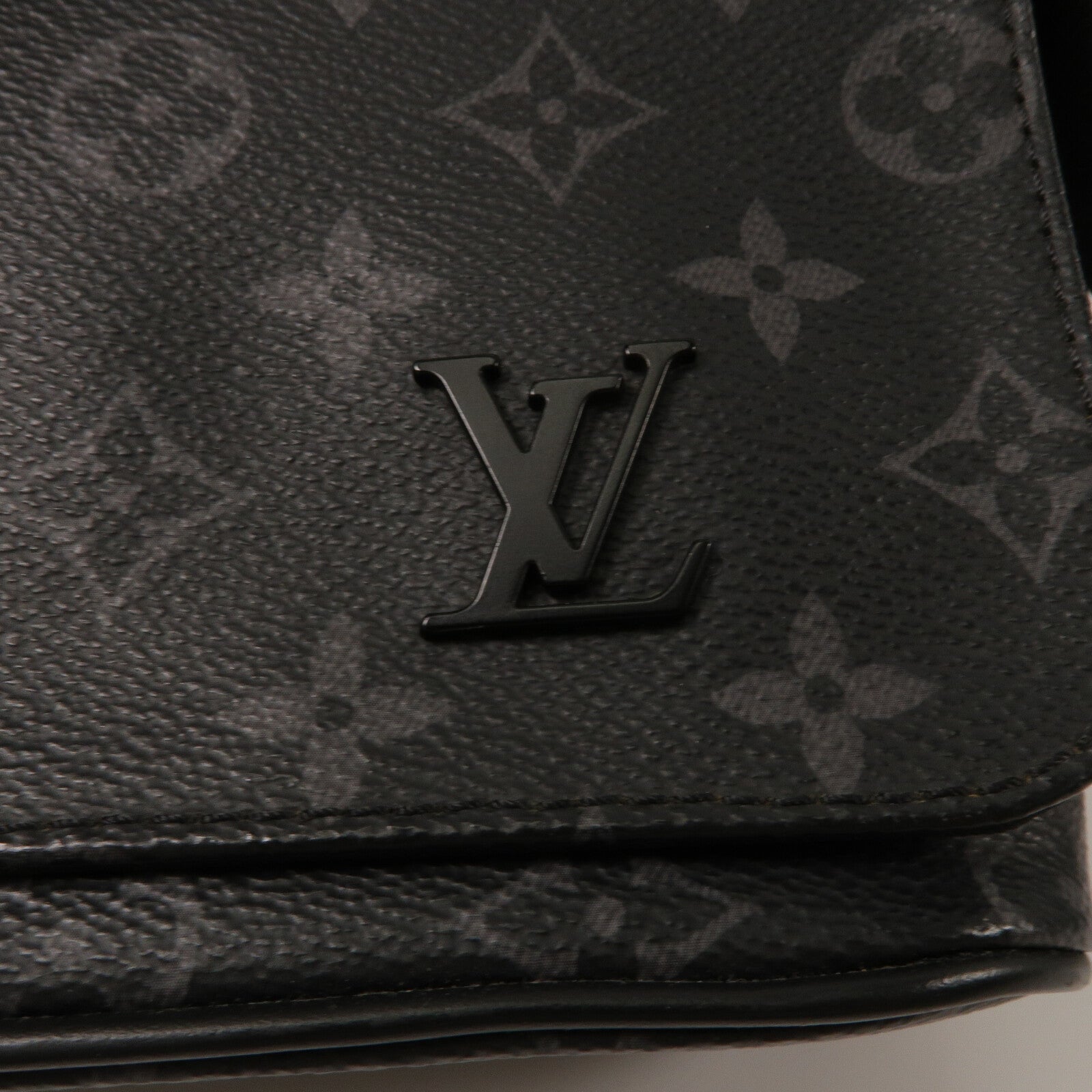 LOUIS VUITTON Monogram Eclipse District PM肩背袋